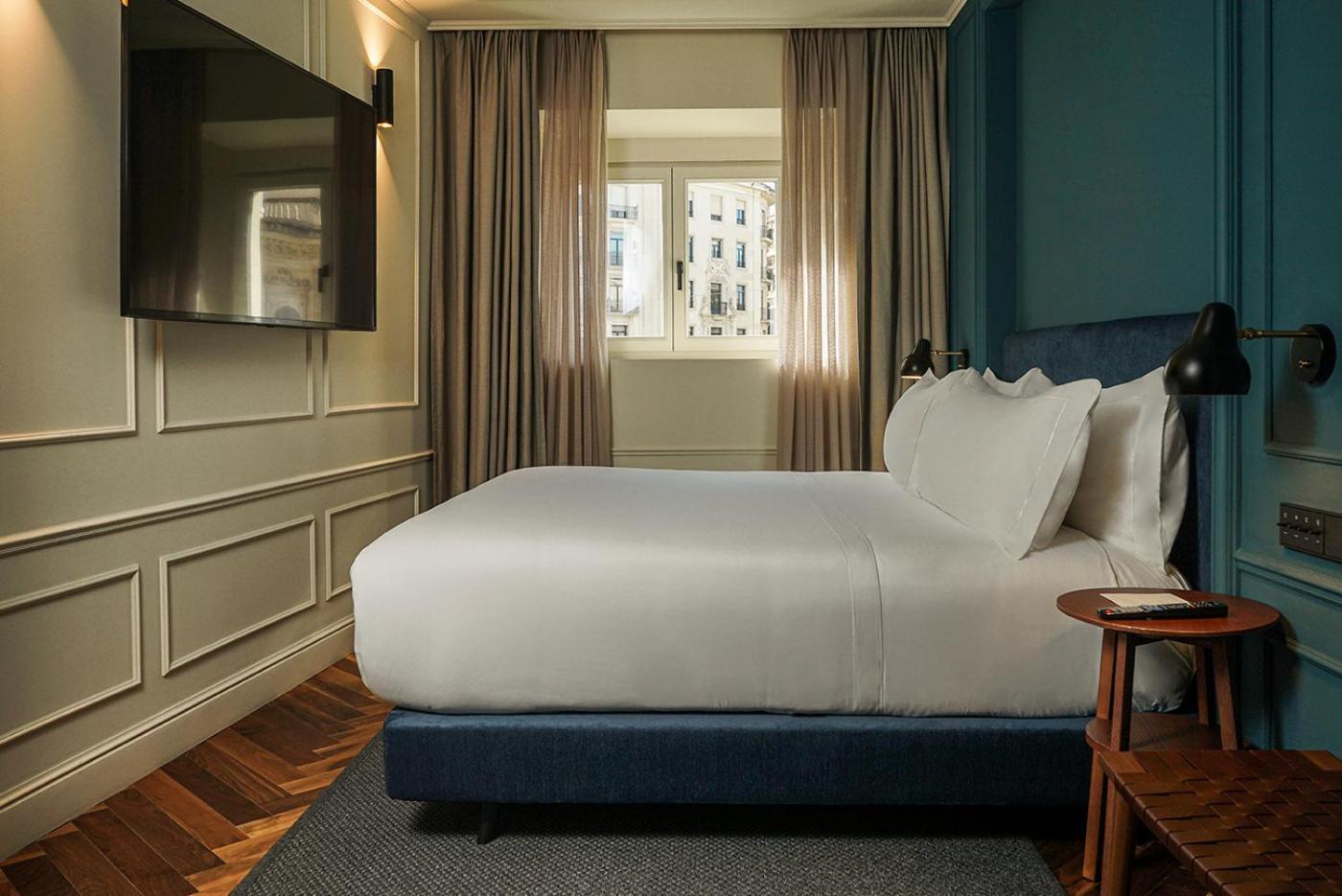 Suite - Photo 1