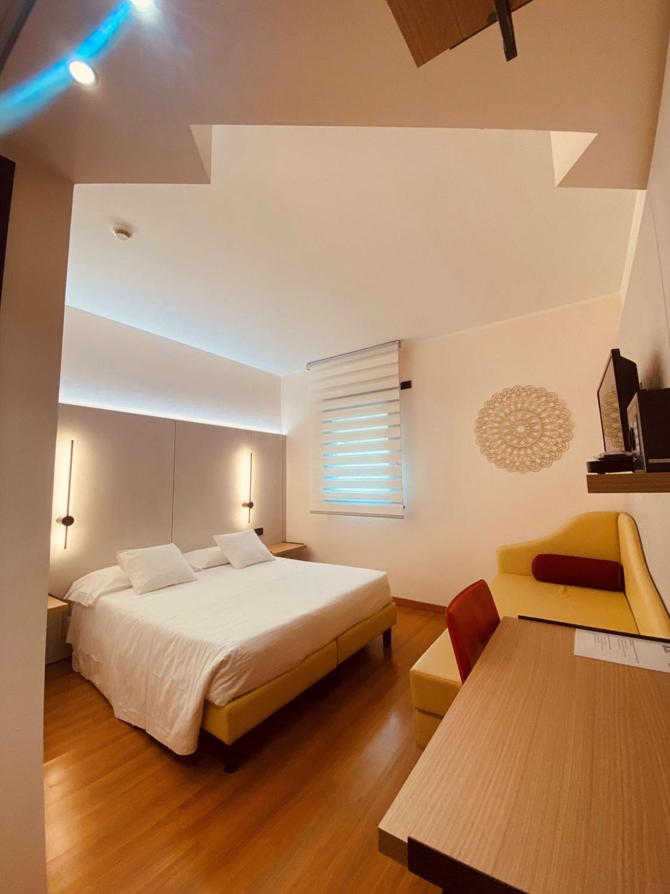 Superior King Room - Photo 5