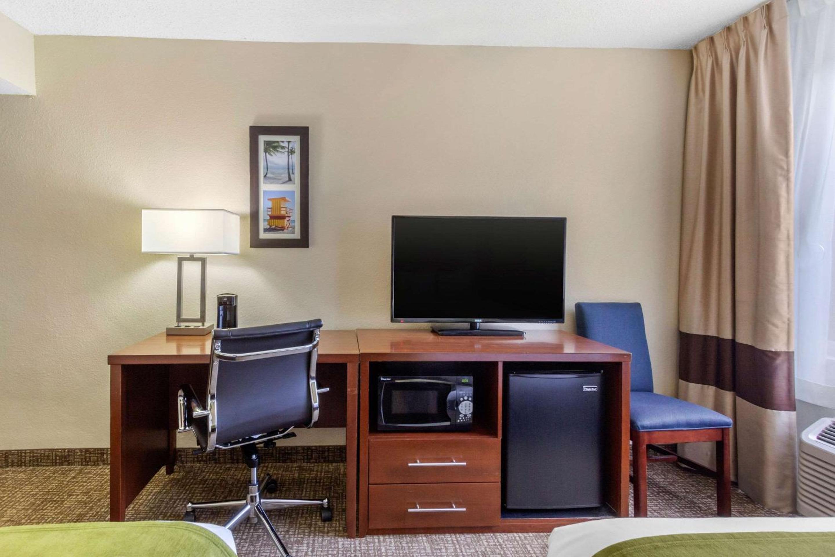 Double Room with Two Double Beds - Disability Access/Non-Smoking - Photo 3