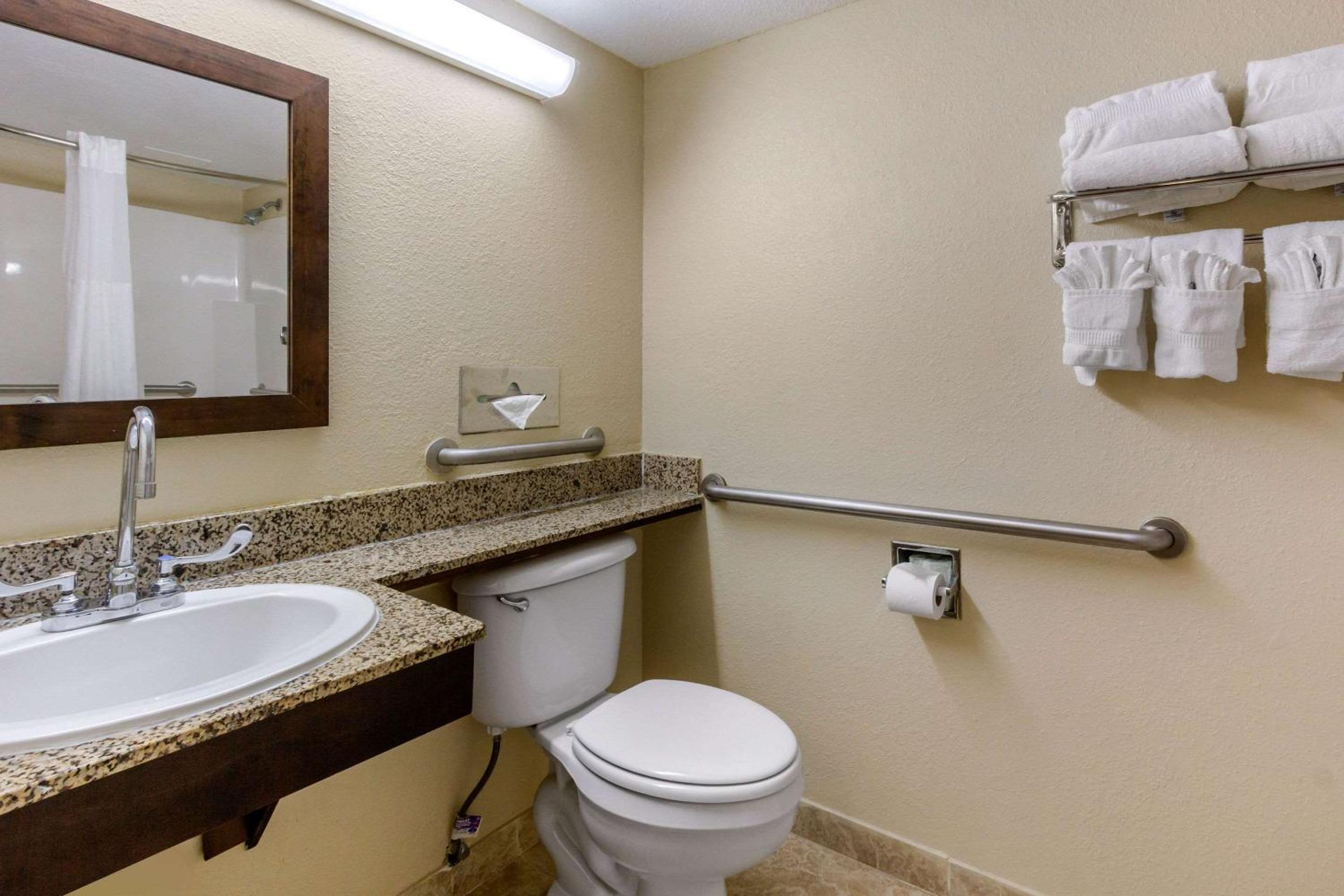 Double Room with Two Double Beds - Disability Access/Non-Smoking - Photo 5
