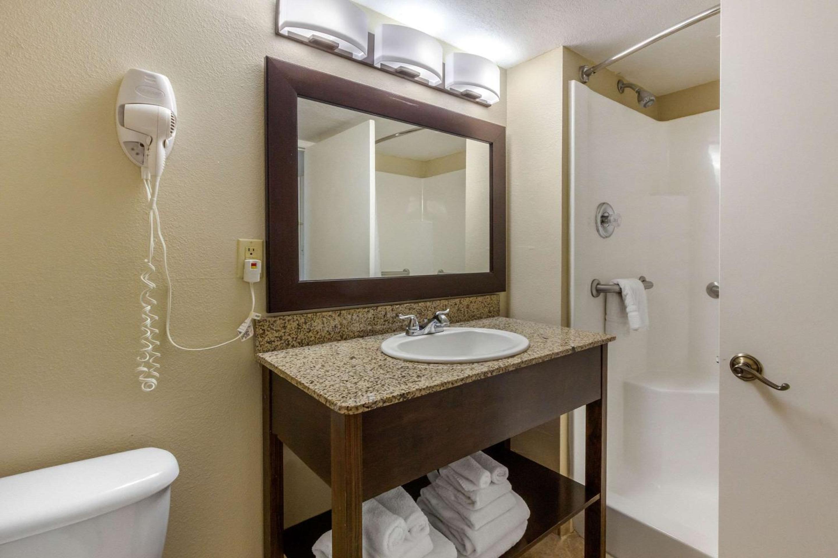 Junior Suite with Two Double Beds and Sofa Bed - Non-Smoking - Photo 5