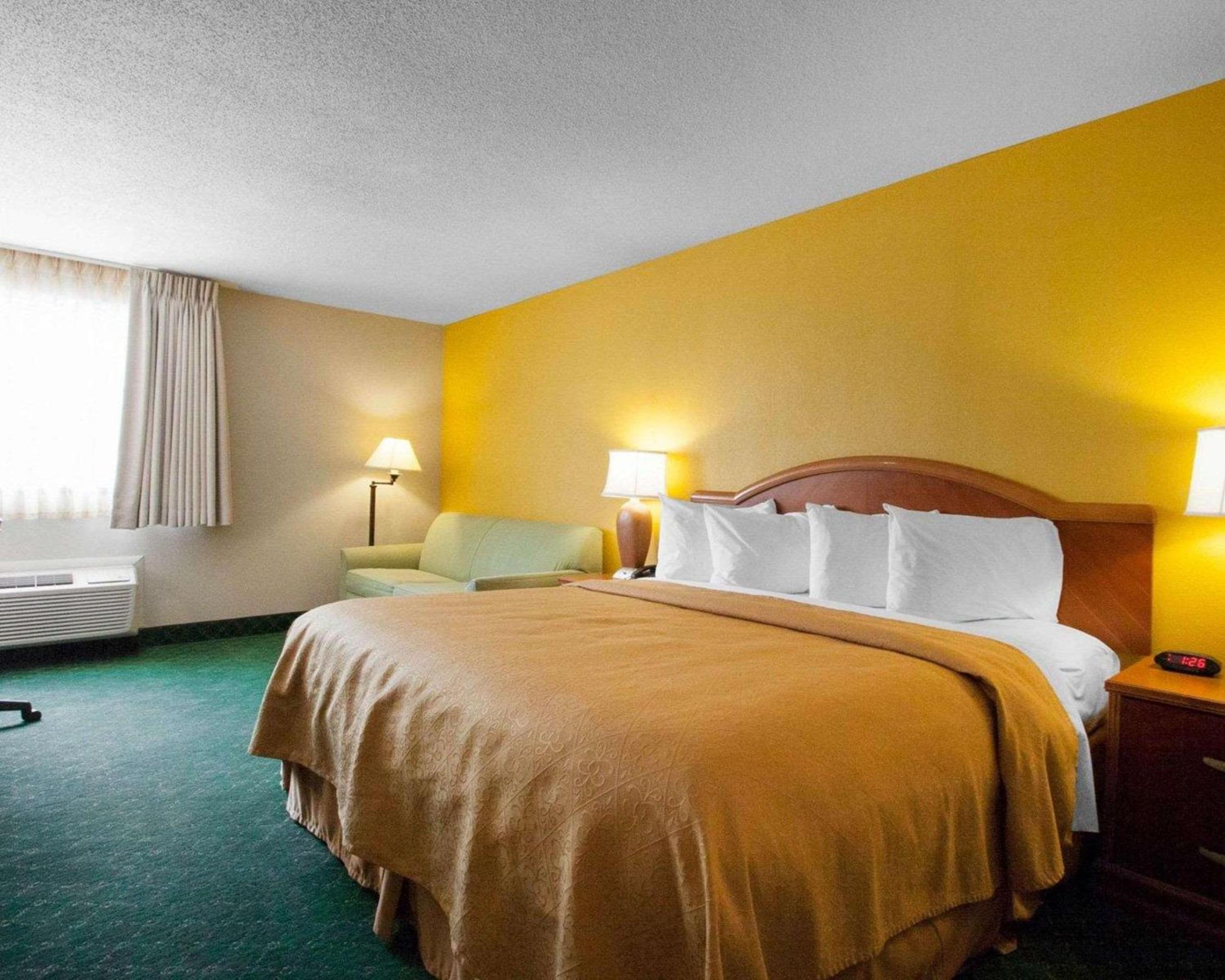 King Room - Non-Smoking - Photo 4