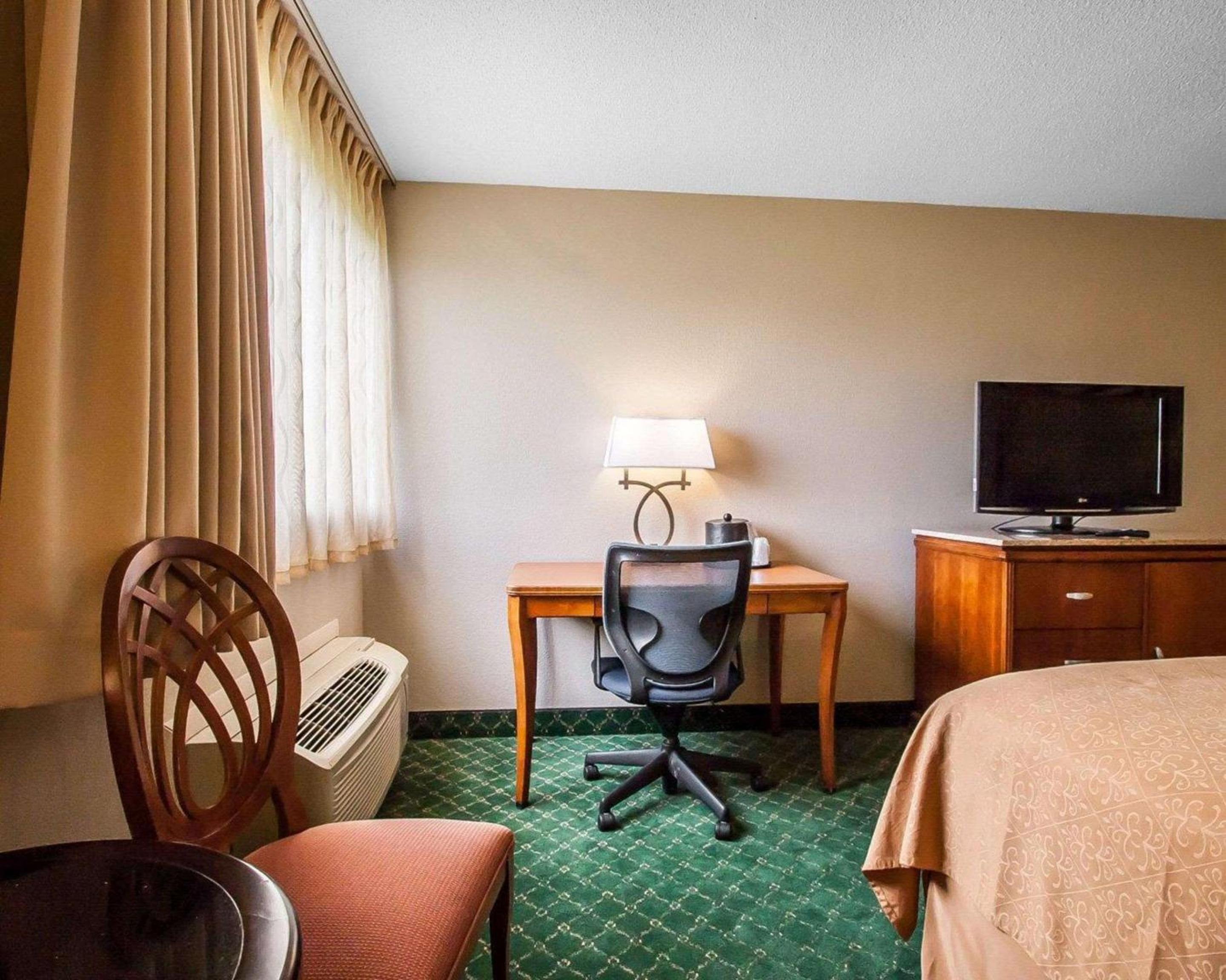 Double Room with Two Double Beds - Non-Smoking - Photo 3