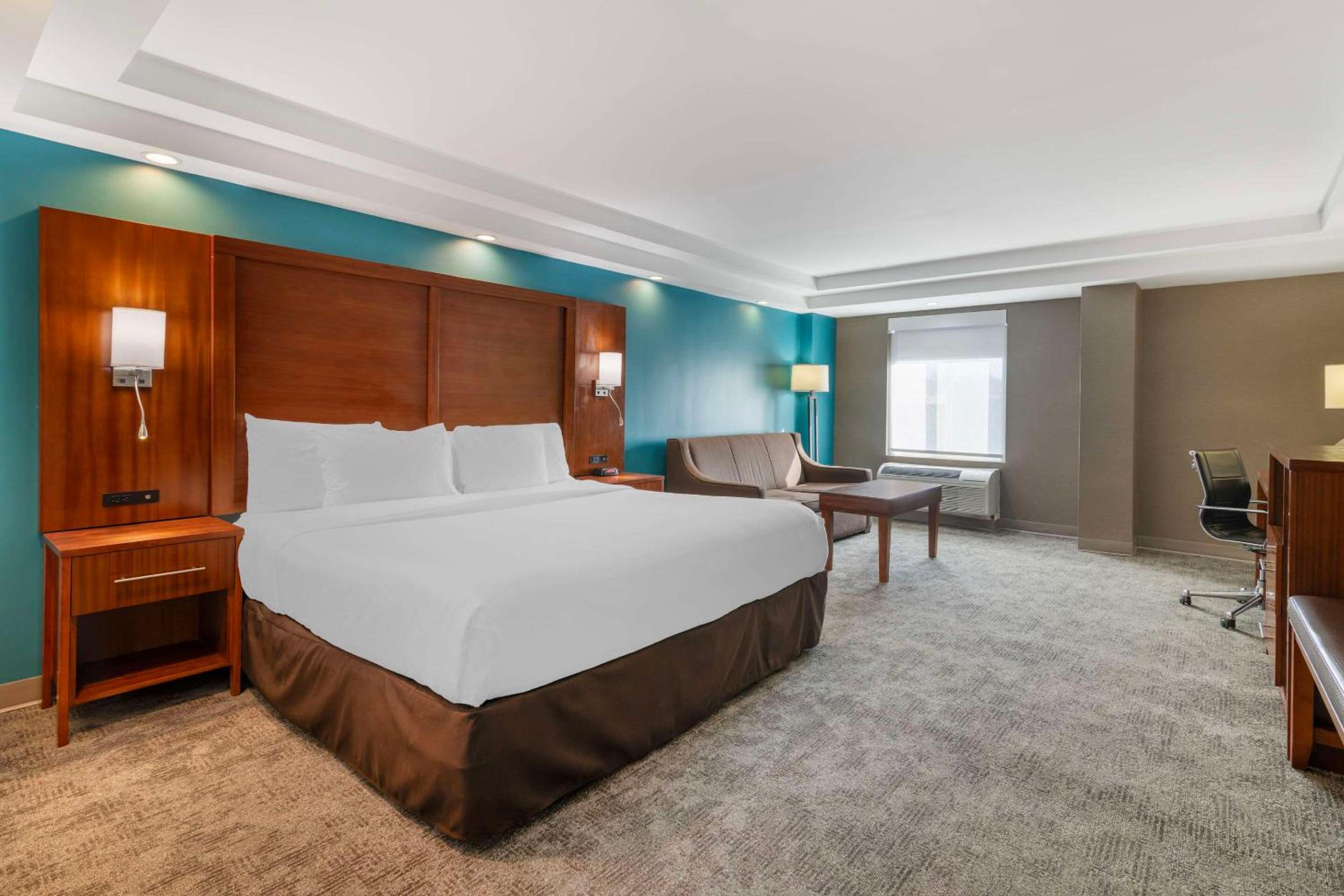 Suite with One King and Two Queen Beds - Non-Smoking - Photo 7