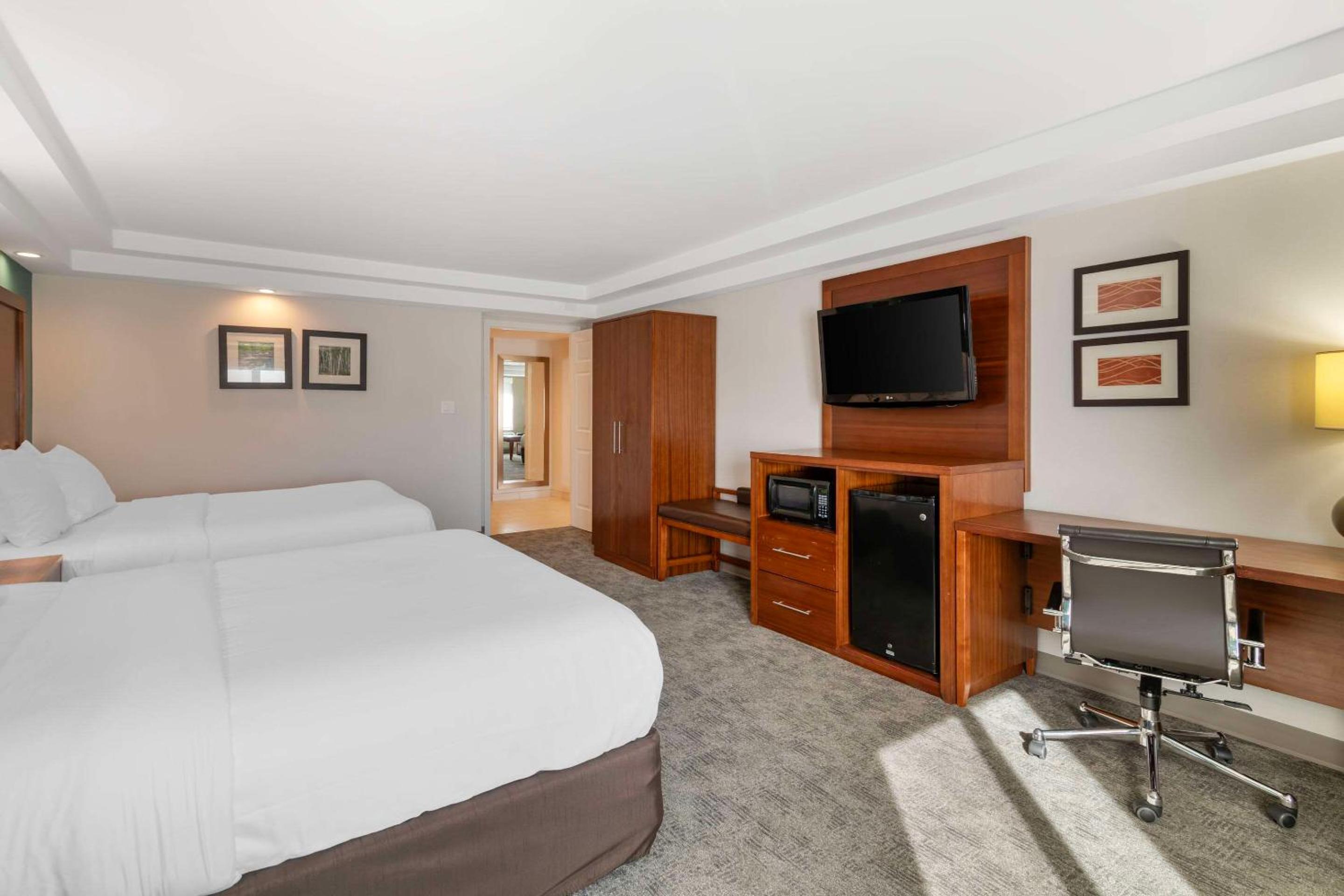 Queen Room with Two Queen Beds - Mobility/Hearing Accessible - Non-Smoking - Photo 2