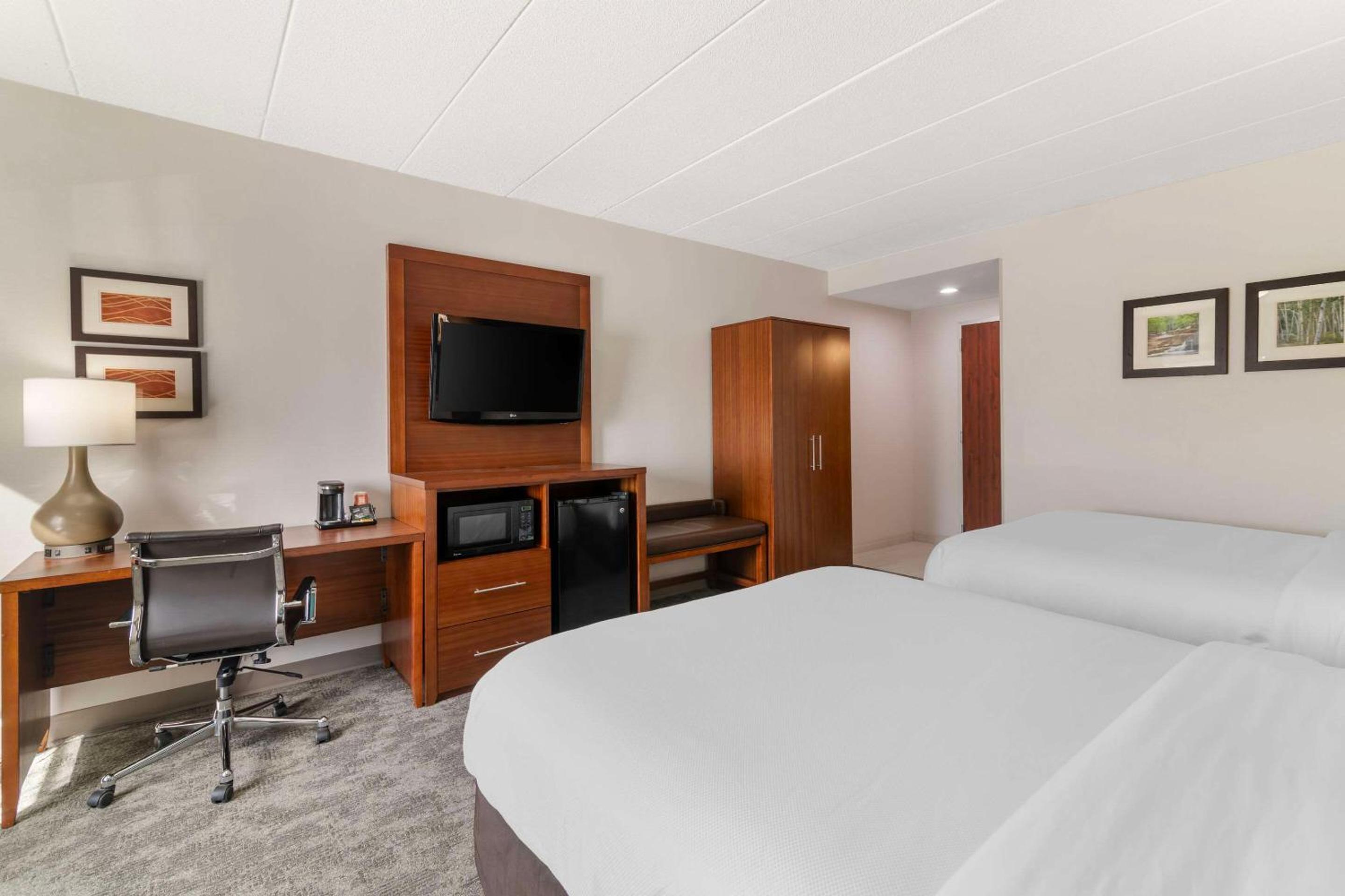 Queen Room with Two Queen Beds - Non-Smoking - Photo 1