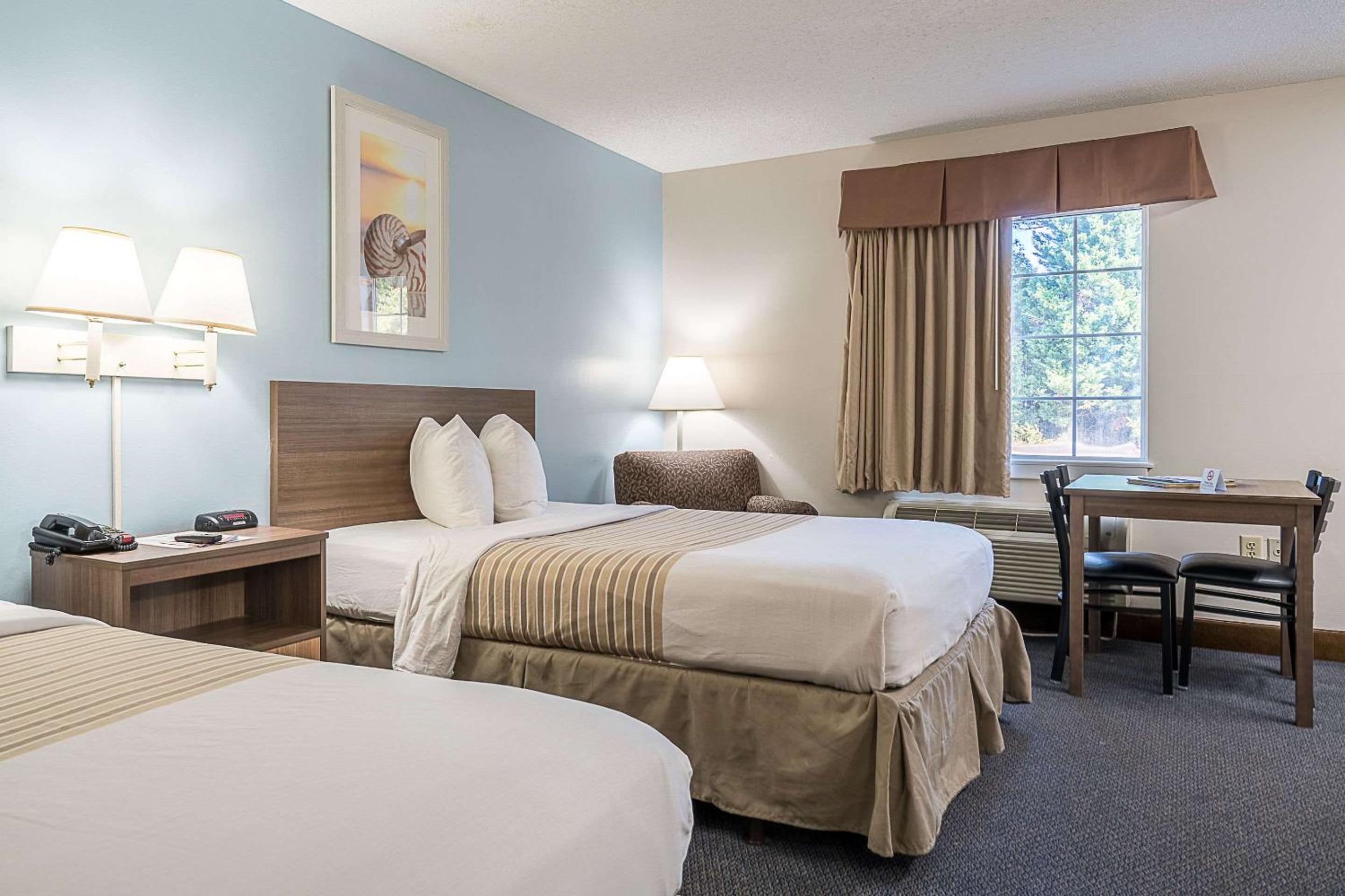 Double Room with Two Double Beds - Smoking - Photo 2