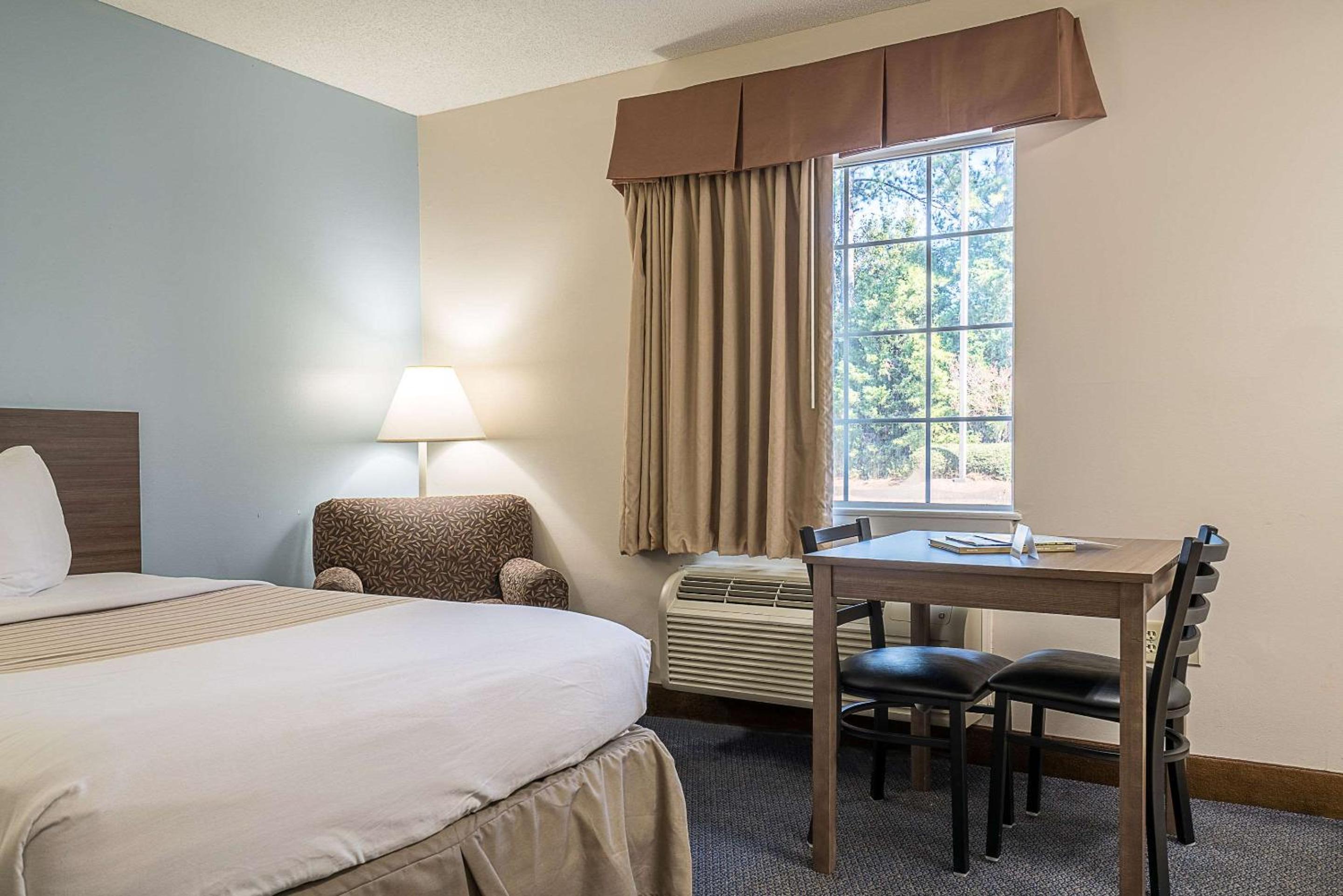 Double Room with Two Double Beds - Smoking - Photo 4