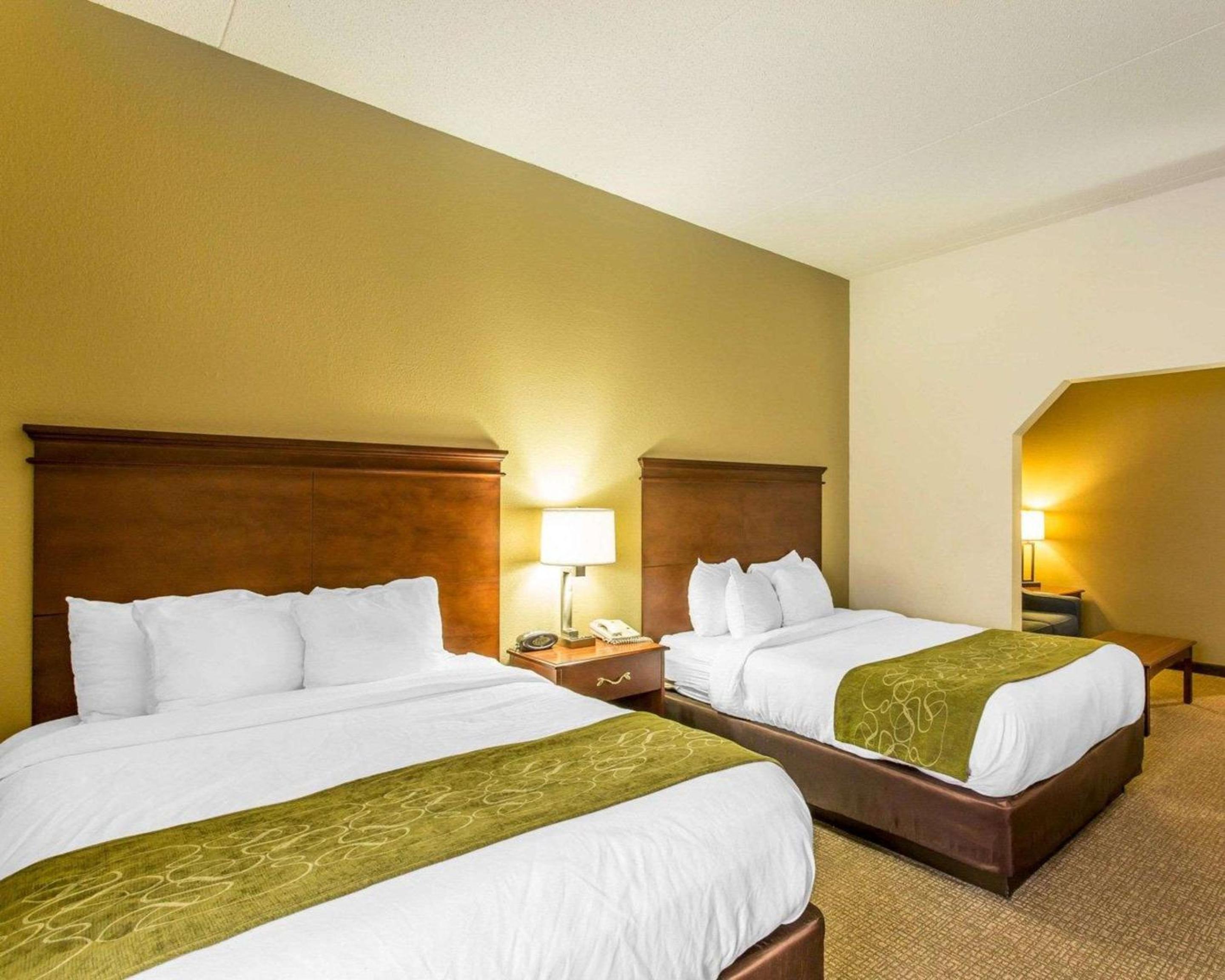 Queen Room with Two Queen Beds - Non-Smoking photo 2