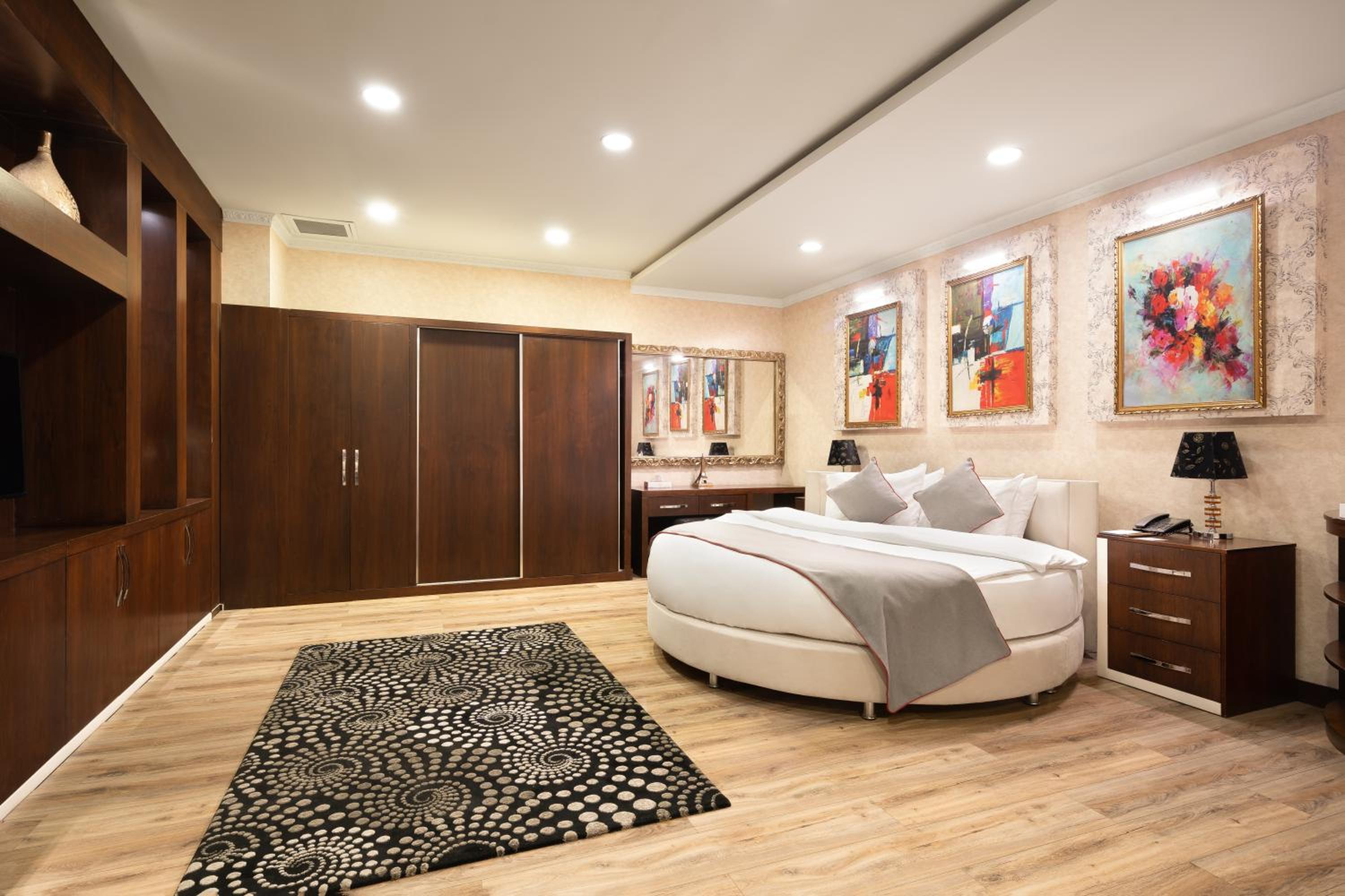 Executive King Room with Sofa Bed - Smoking photo 1