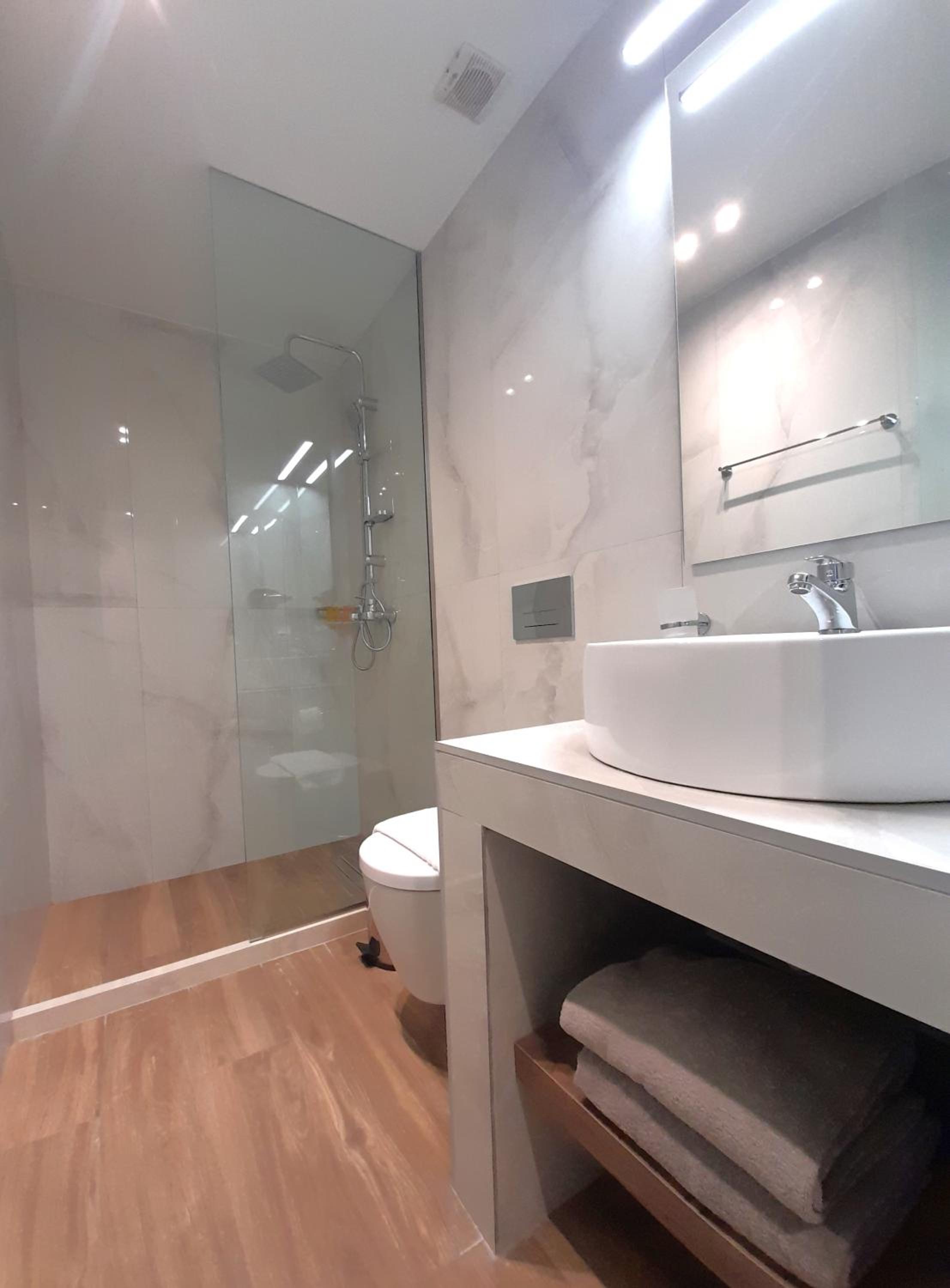 Deluxe Double or Twin Room with City View - Photo 5