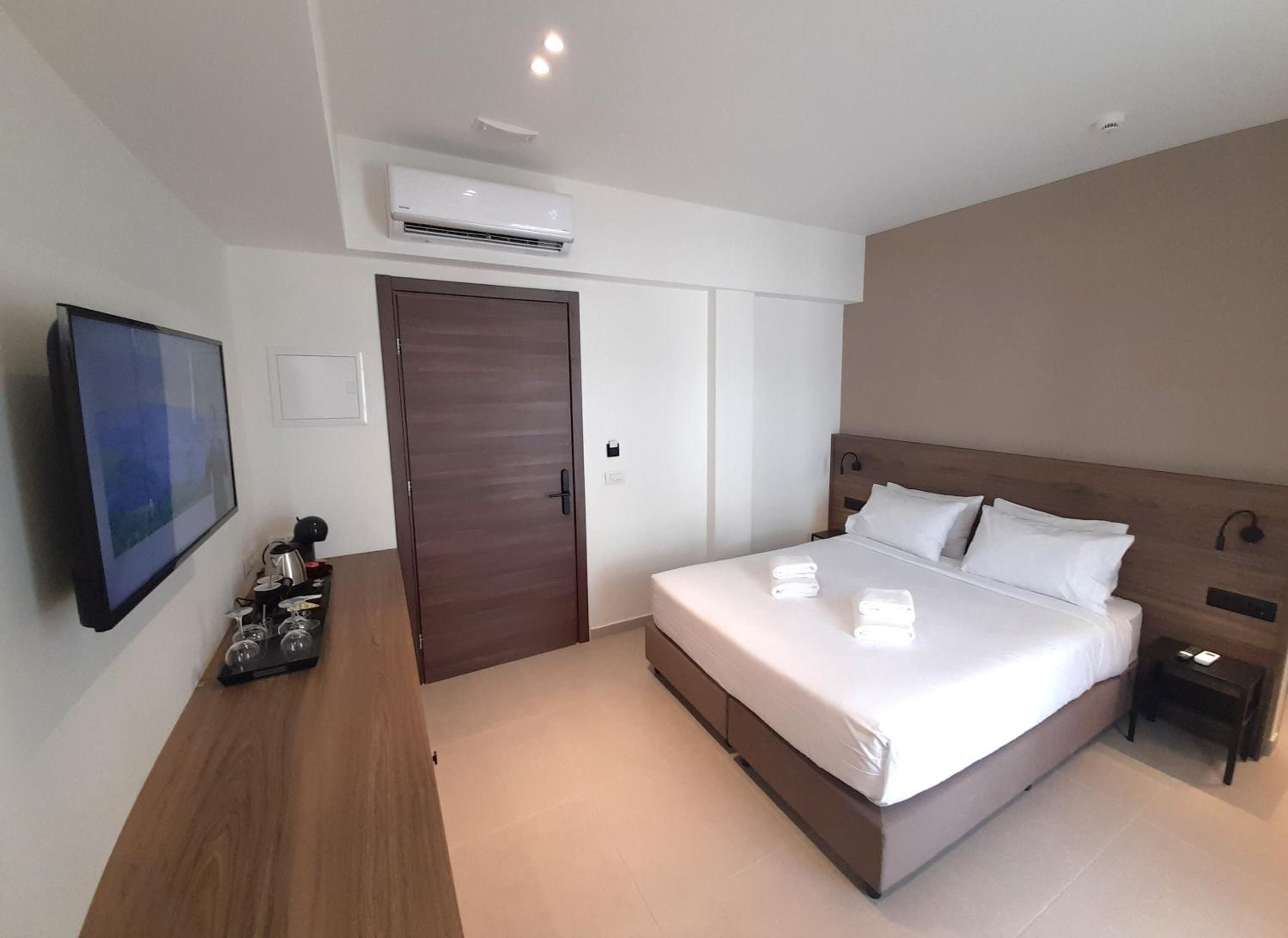 Budget Double Room - Photo 8