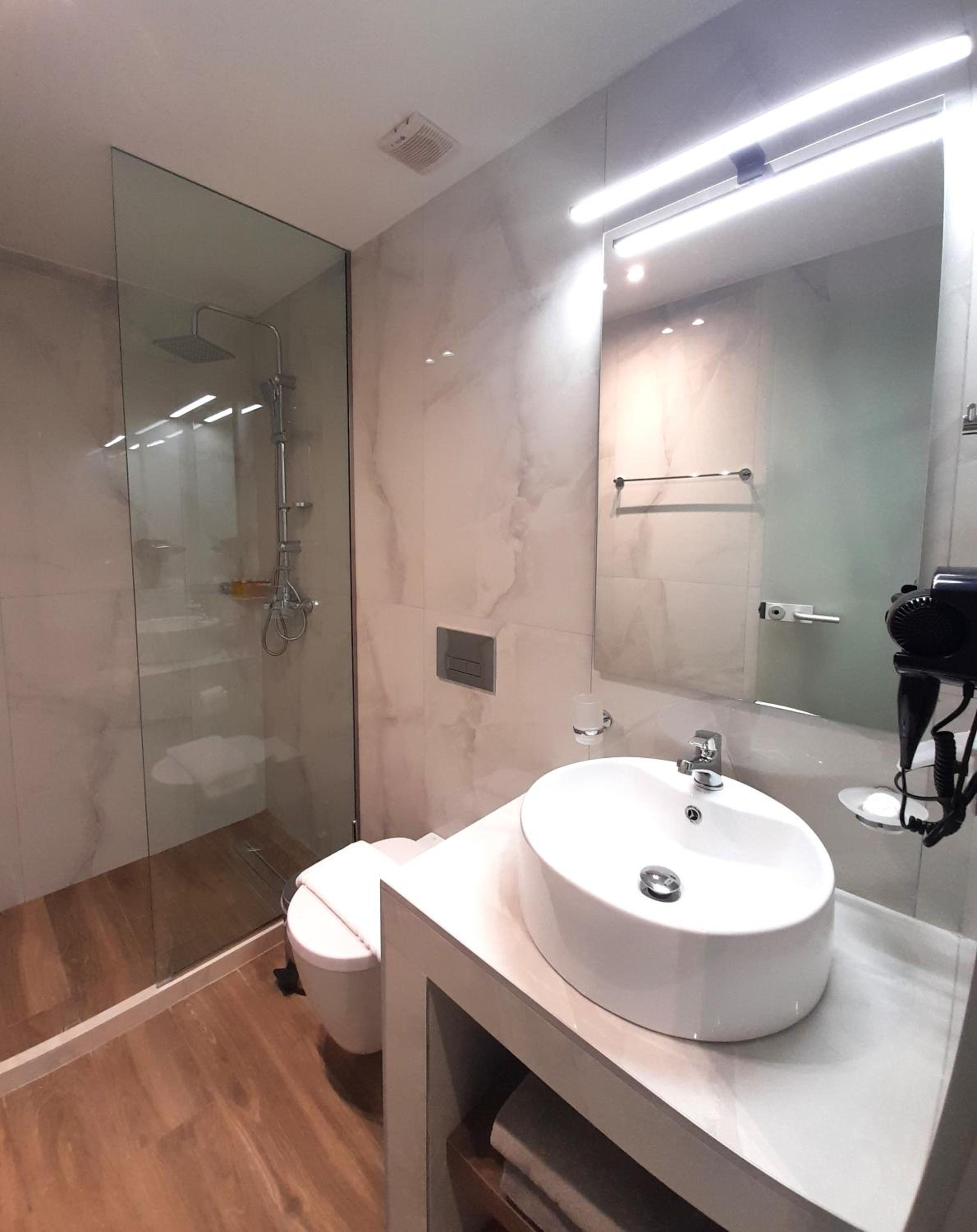 Deluxe Double or Twin Room with City View - Photo 7
