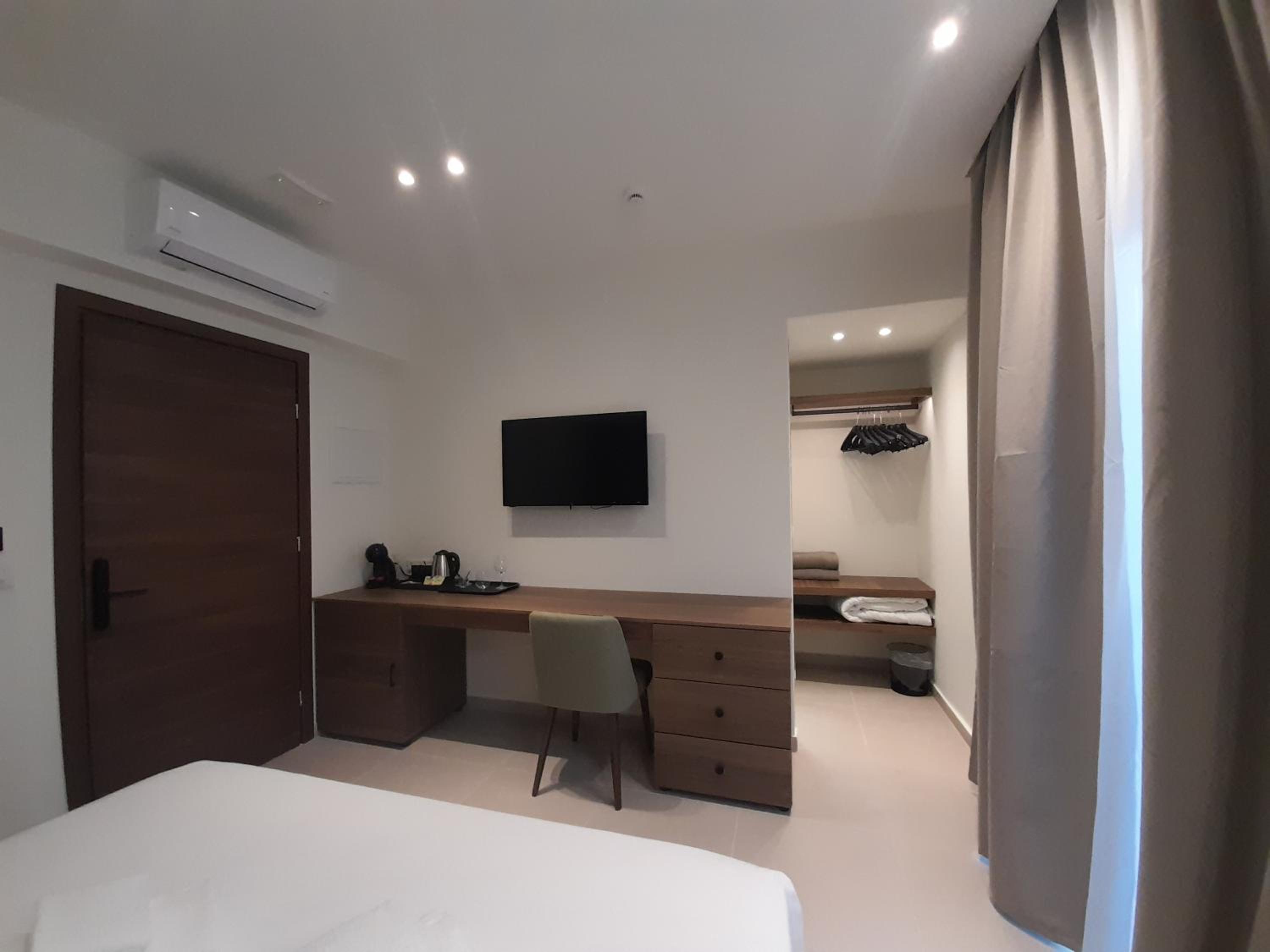 Budget Double Room - Photo 7