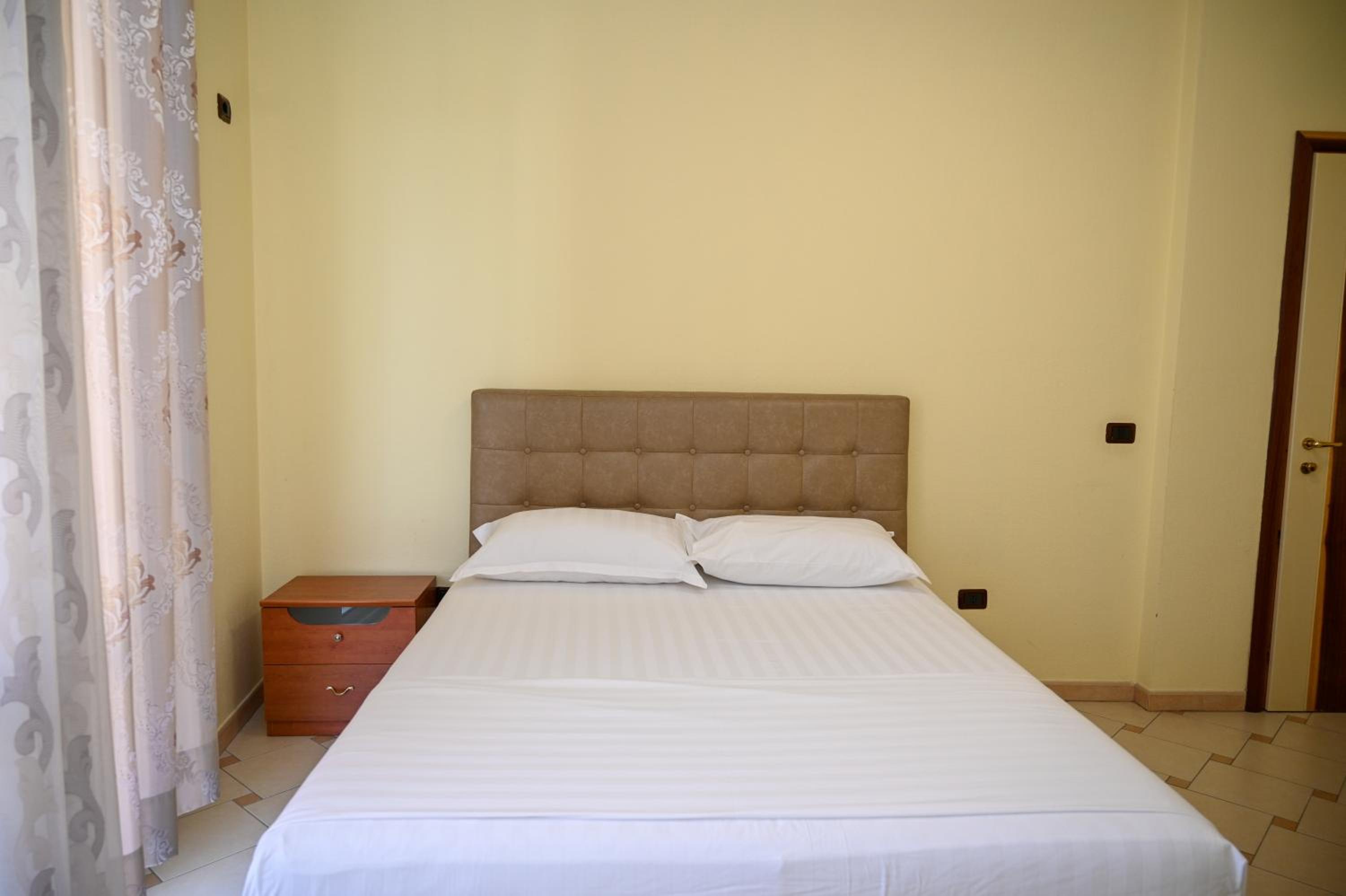 Economy Triple Room photo 3