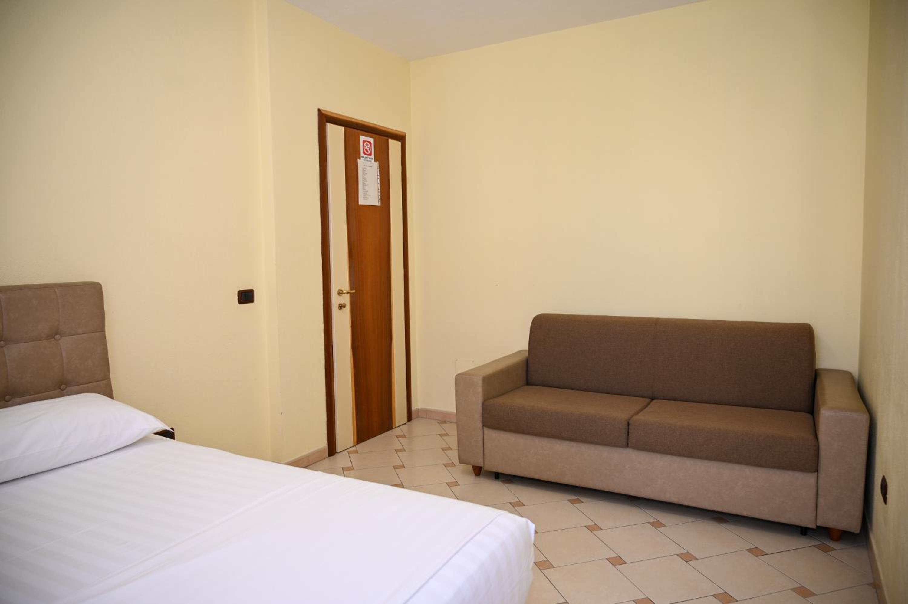 Economy Triple Room photo 1