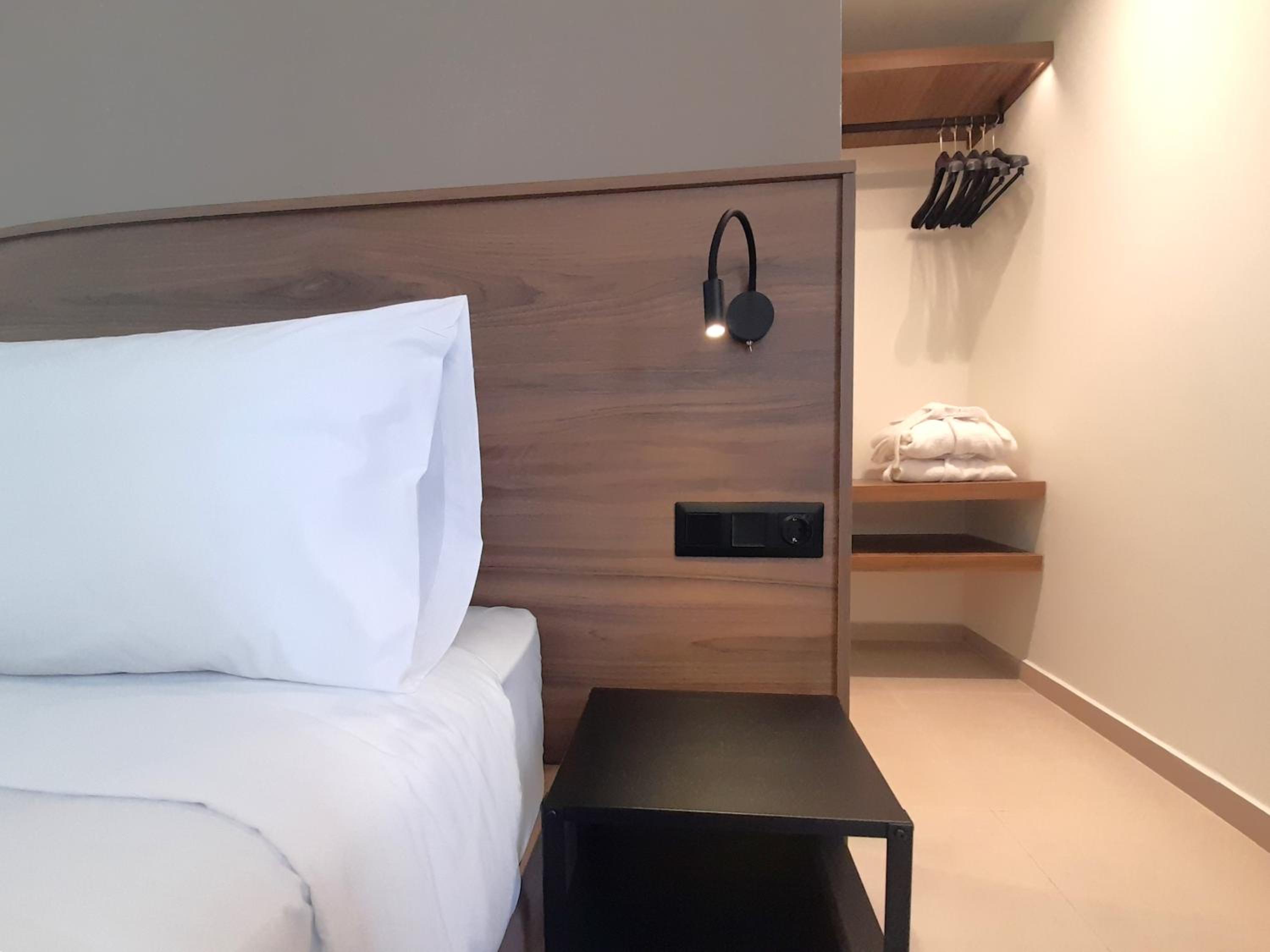 Deluxe Double or Twin Room with City View - Photo 4