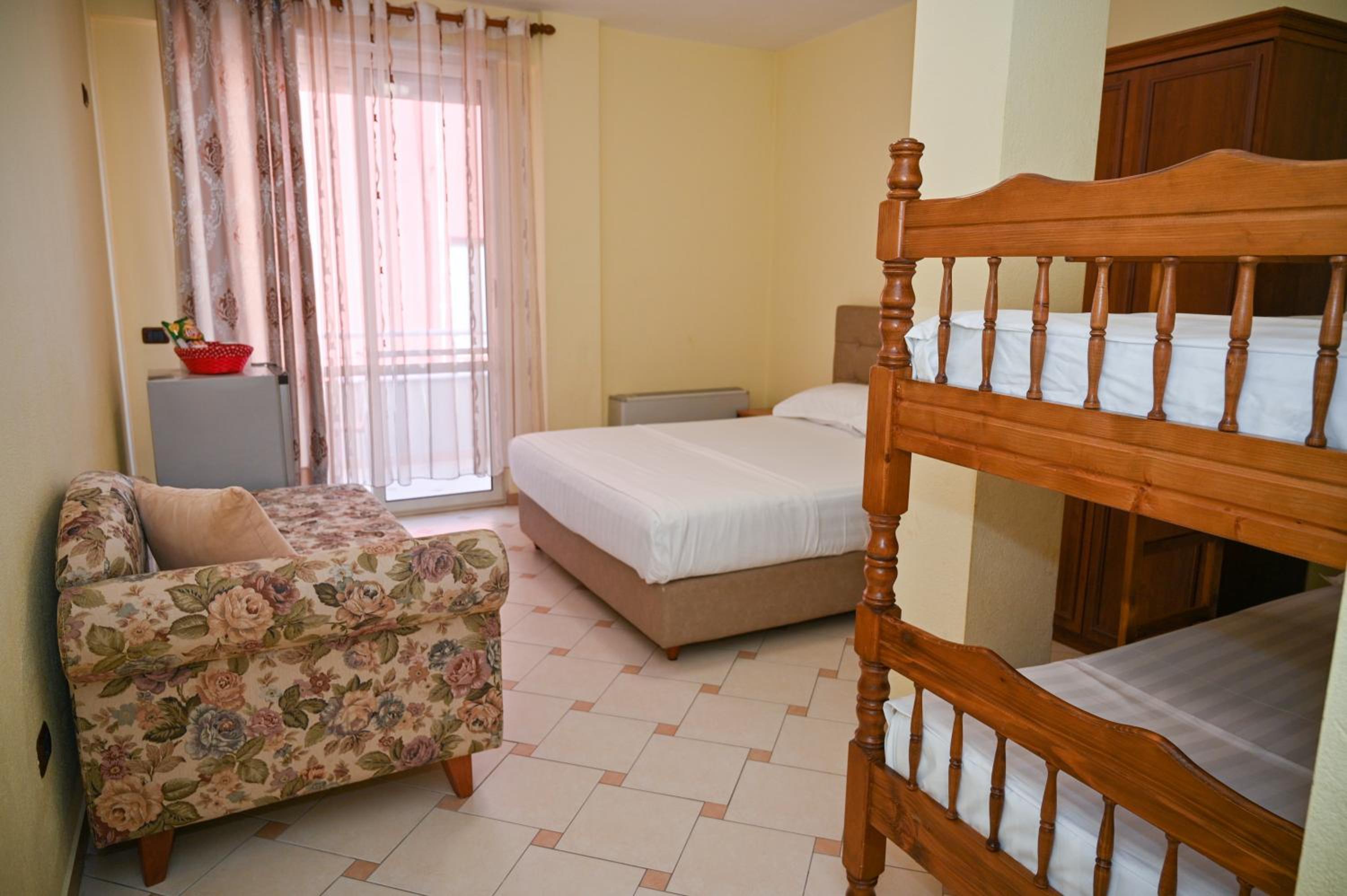 Family Room with Balcony photo 3
