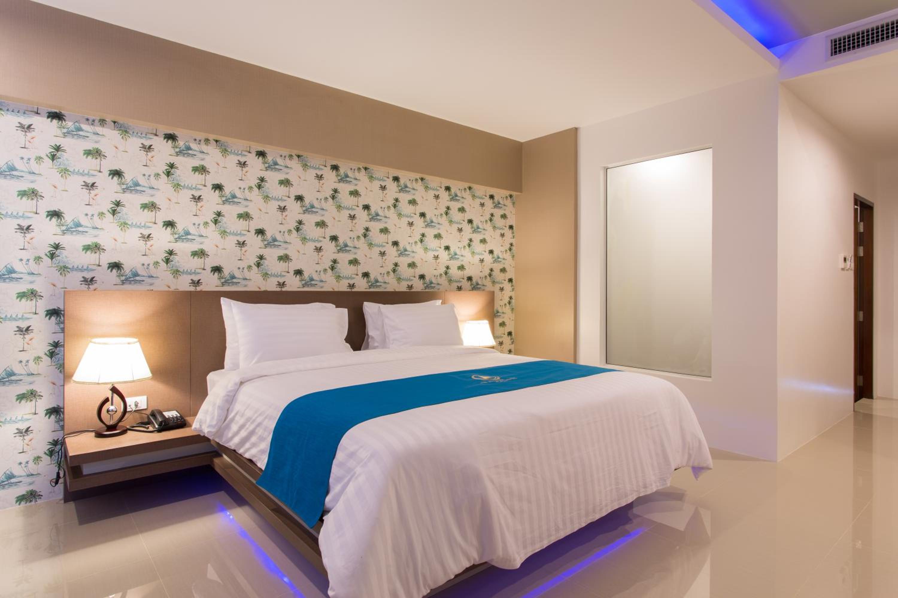 Deluxe Double Room with Pool Access - Photo 2