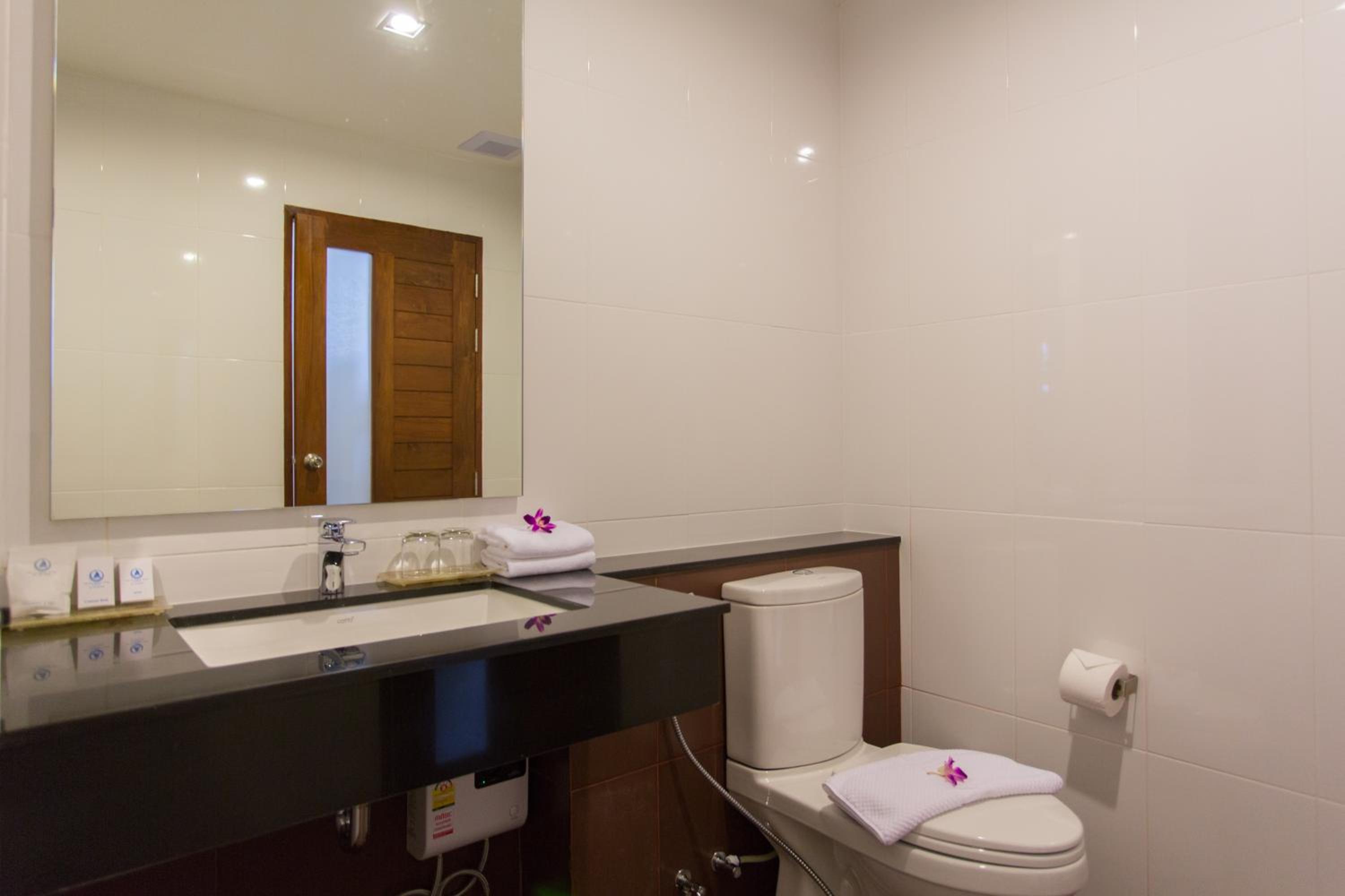 Deluxe Double Room with Pool Access - Photo 7