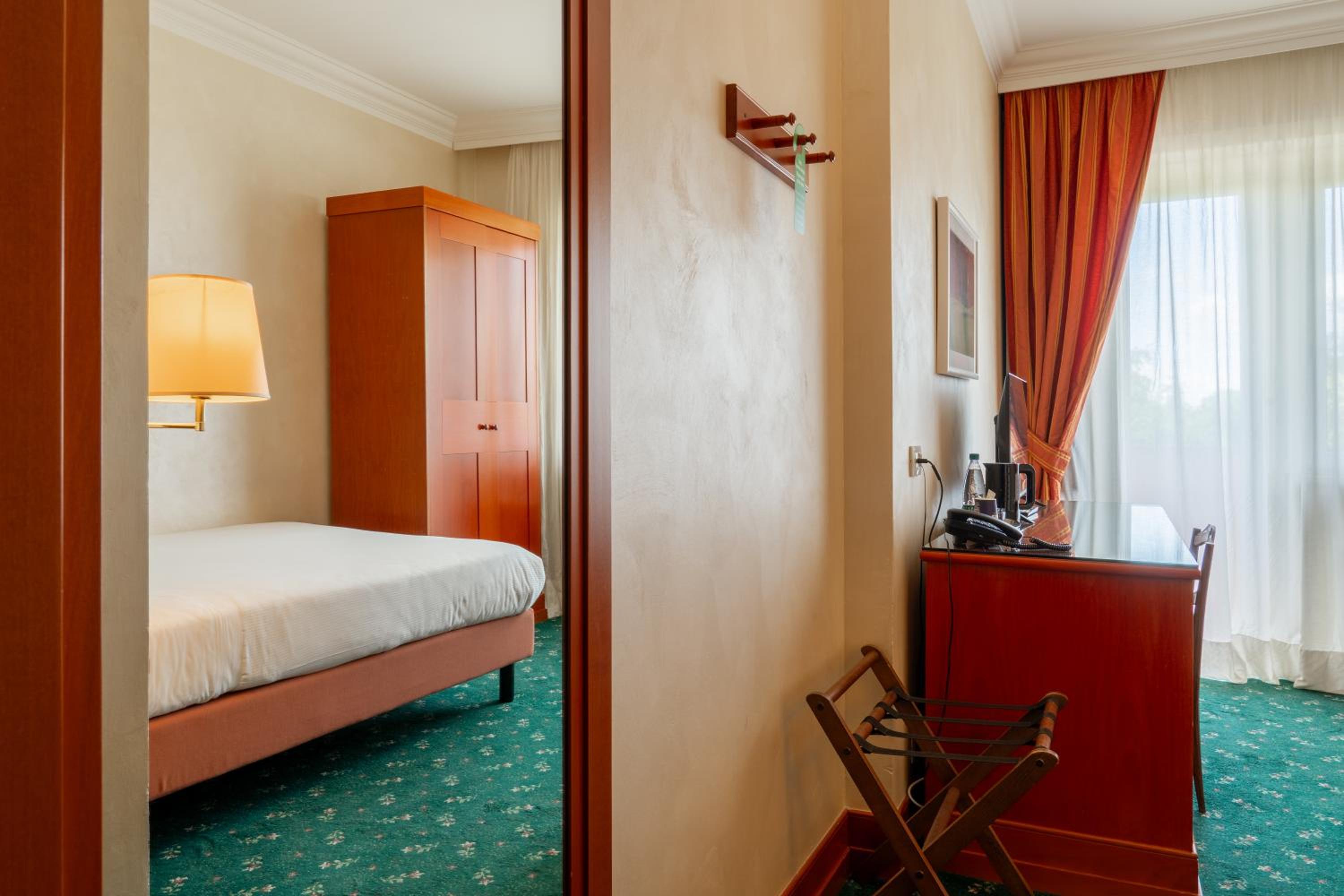 Deluxe Room (1 adult + 1 child) photo 2