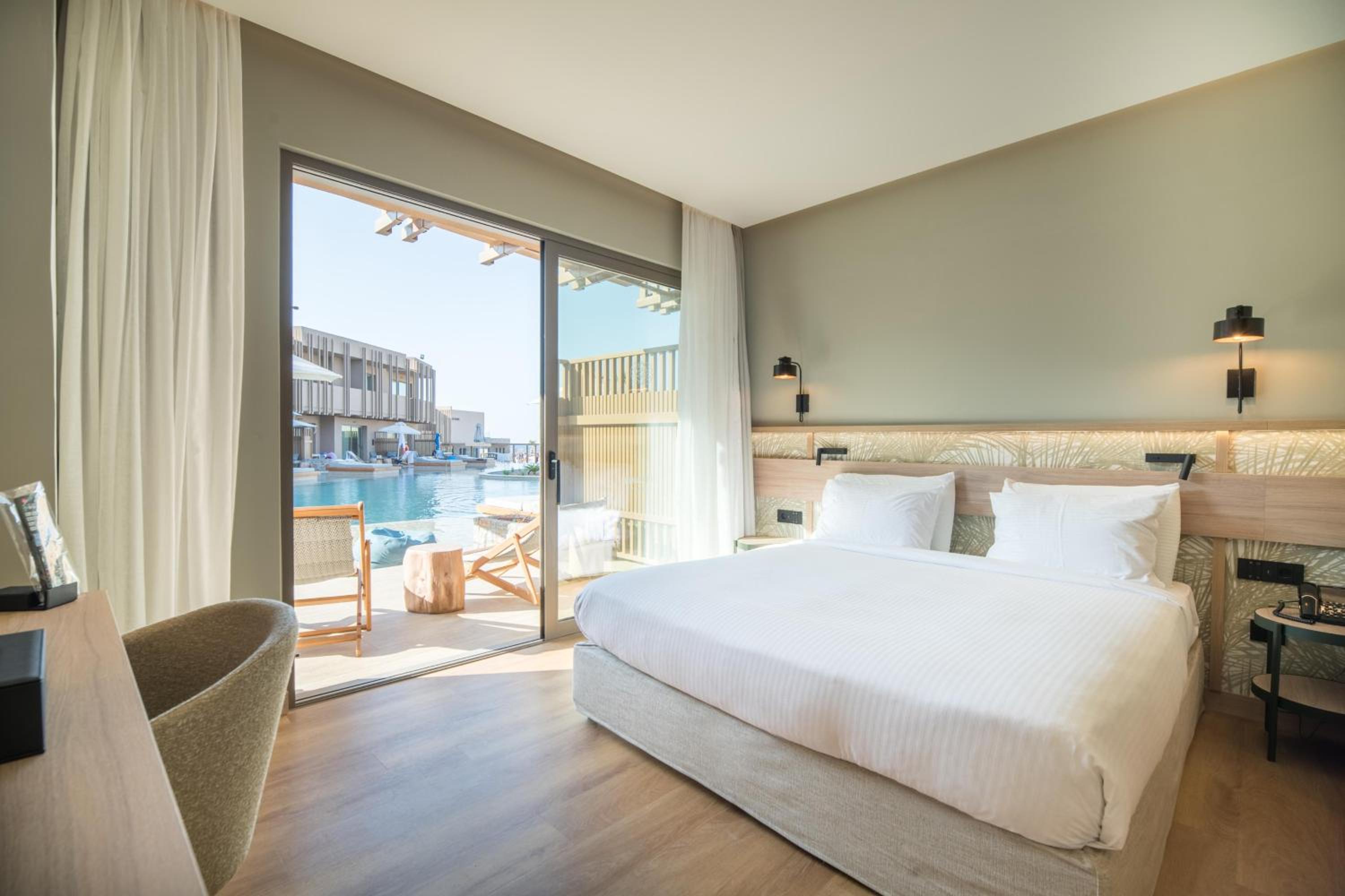 Petite Suite with Pool Access thumbnail 5