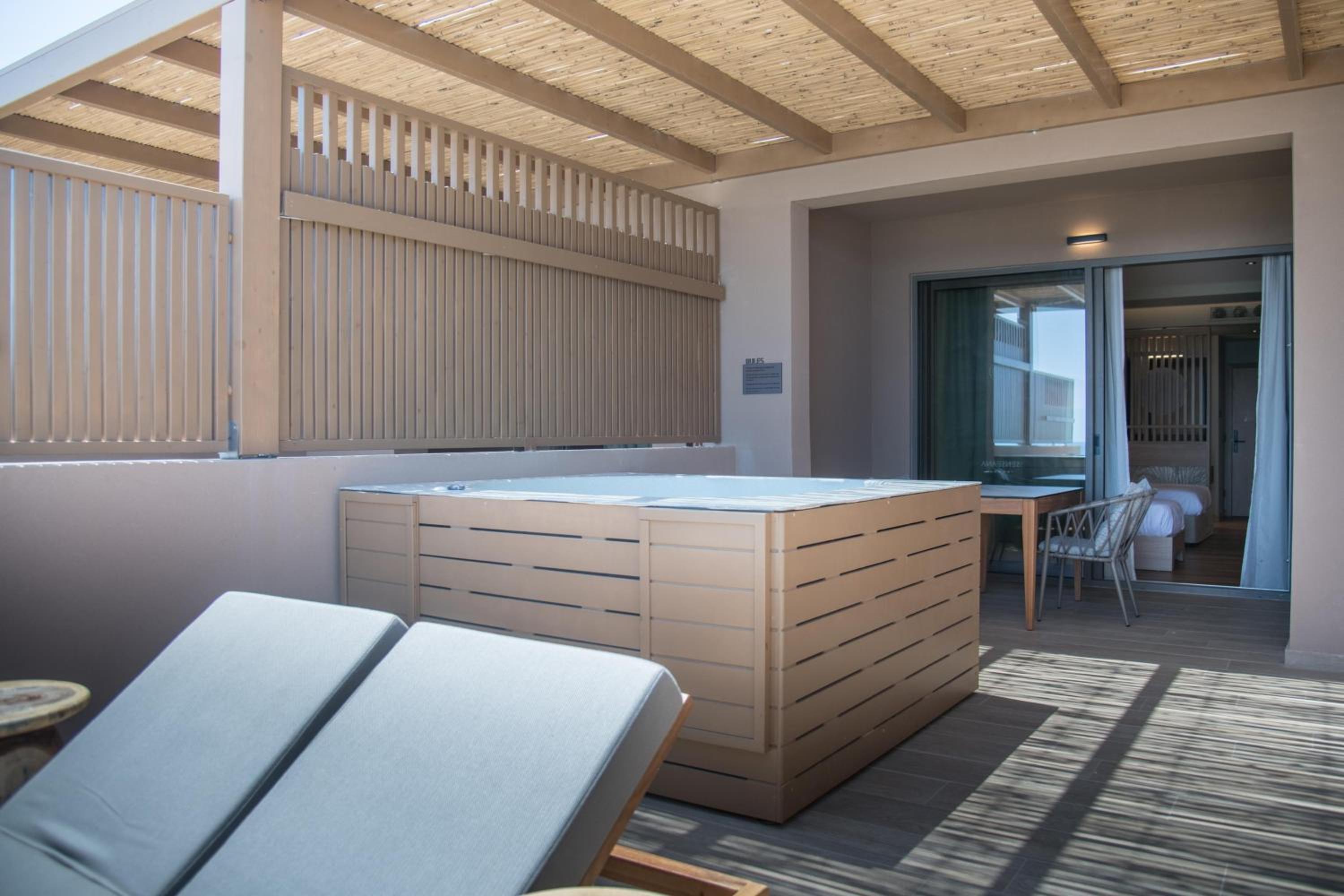 Petite Suite with Outdoor Hot Tub thumbnail 6