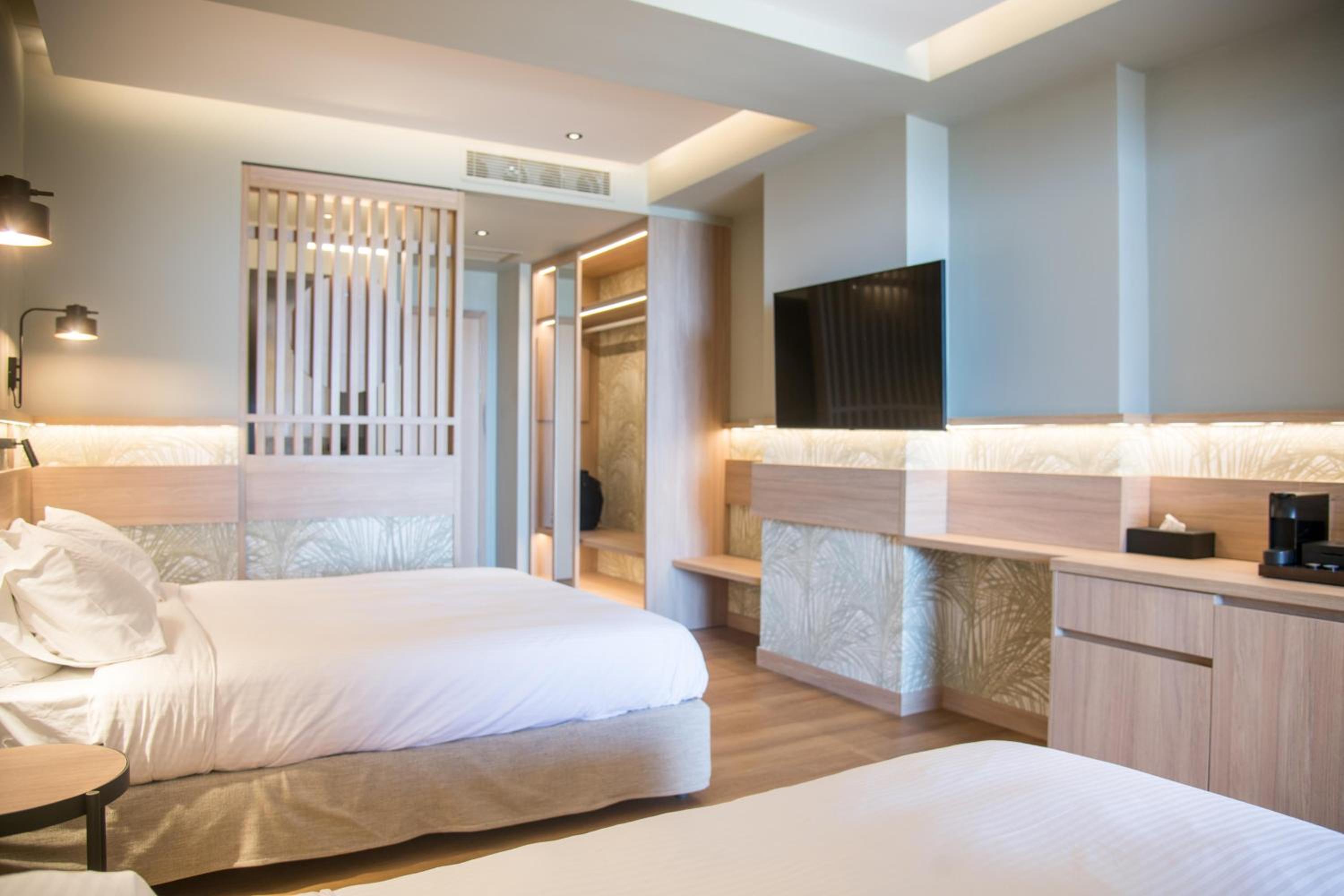 Petite Suite with Outdoor Hot Tub - Photo 8