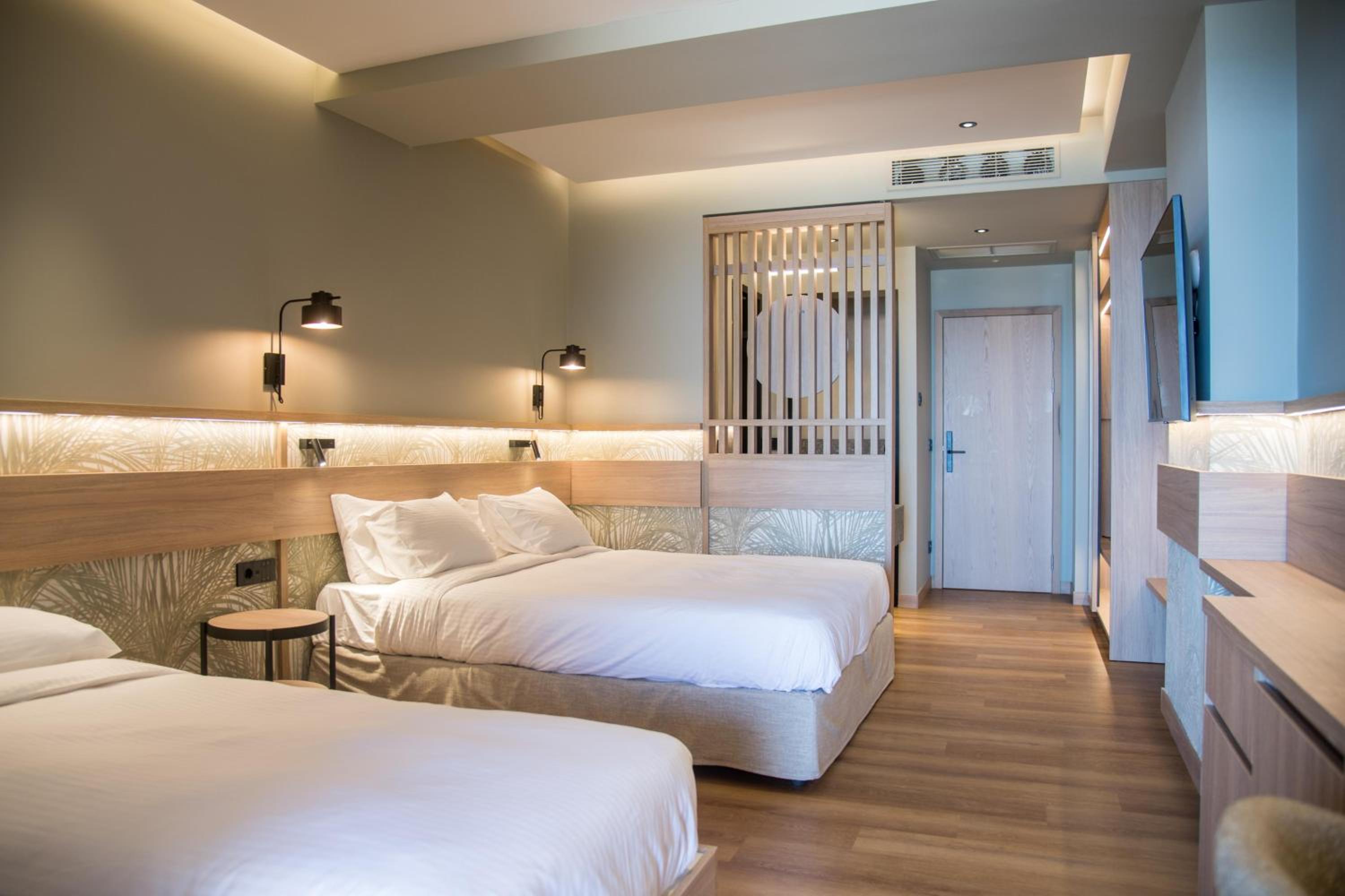 Petite Suite with Outdoor Hot Tub - Photo 7