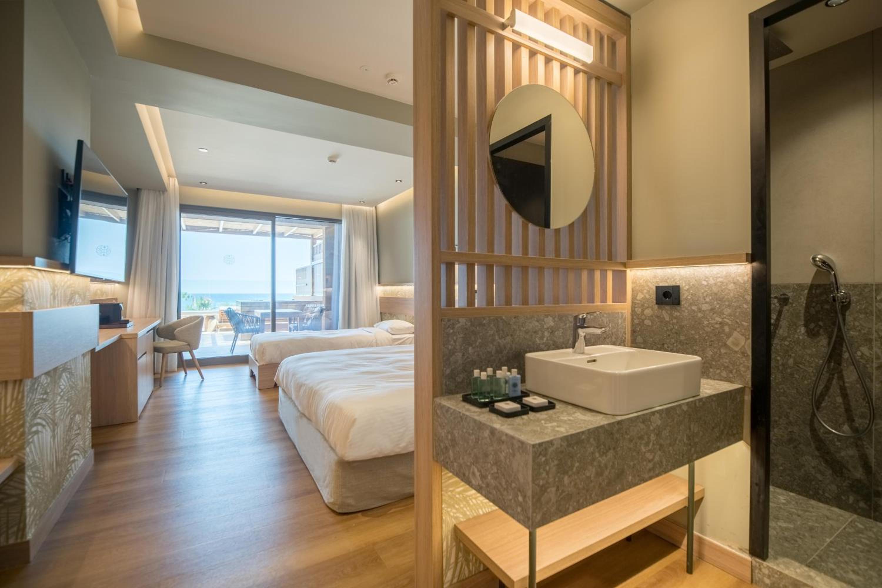 Petite Suite with Outdoor Hot Tub - Photo 9