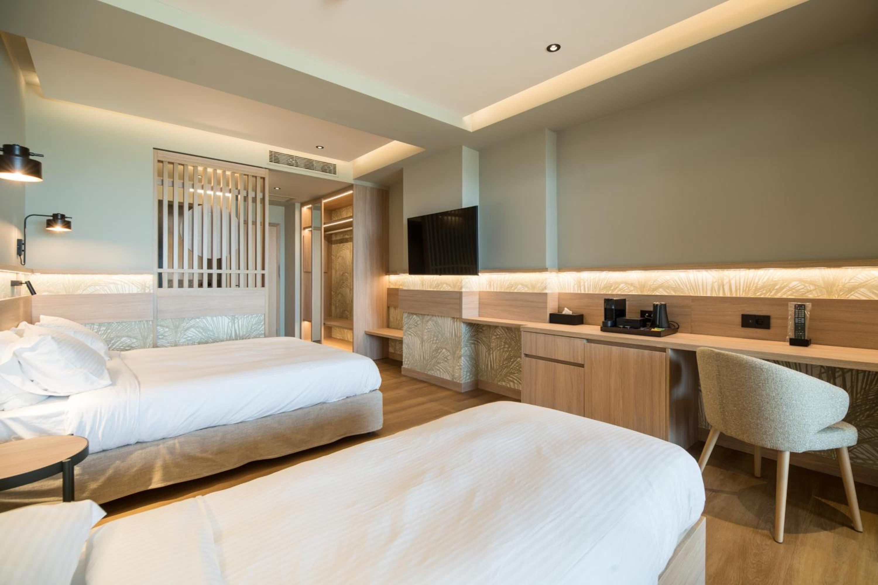 Petite Suite with Outdoor Hot Tub - Photo 12