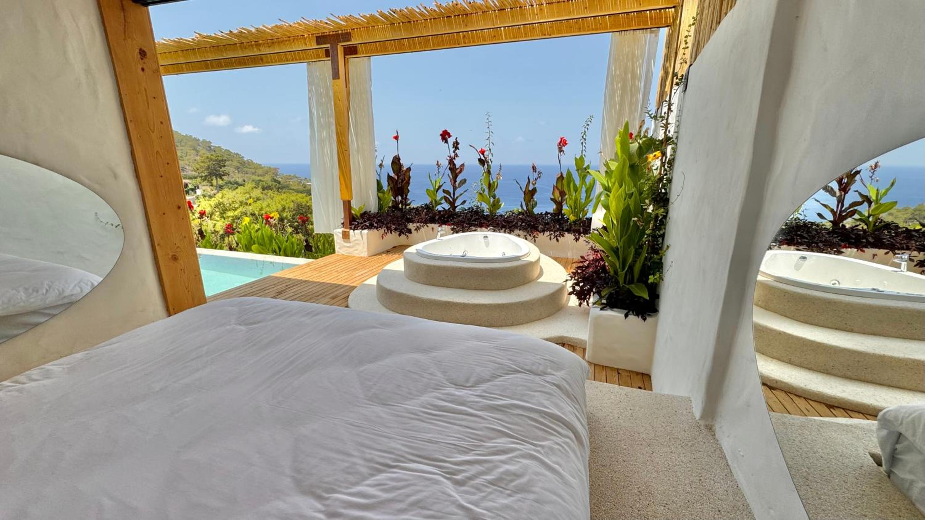 Honeymoon Suite with Private Pool - Photo 1