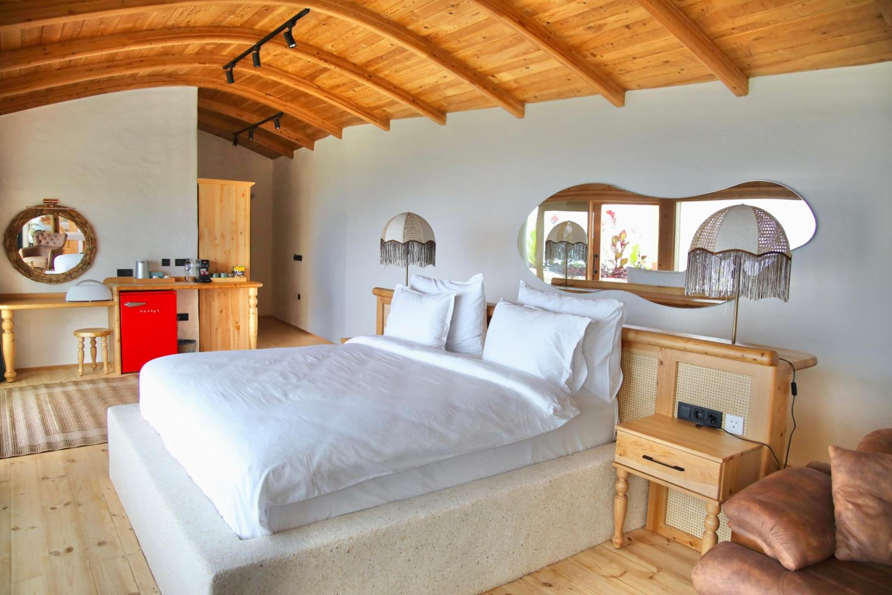 Honeymoon Suite with Private Pool - Photo 11