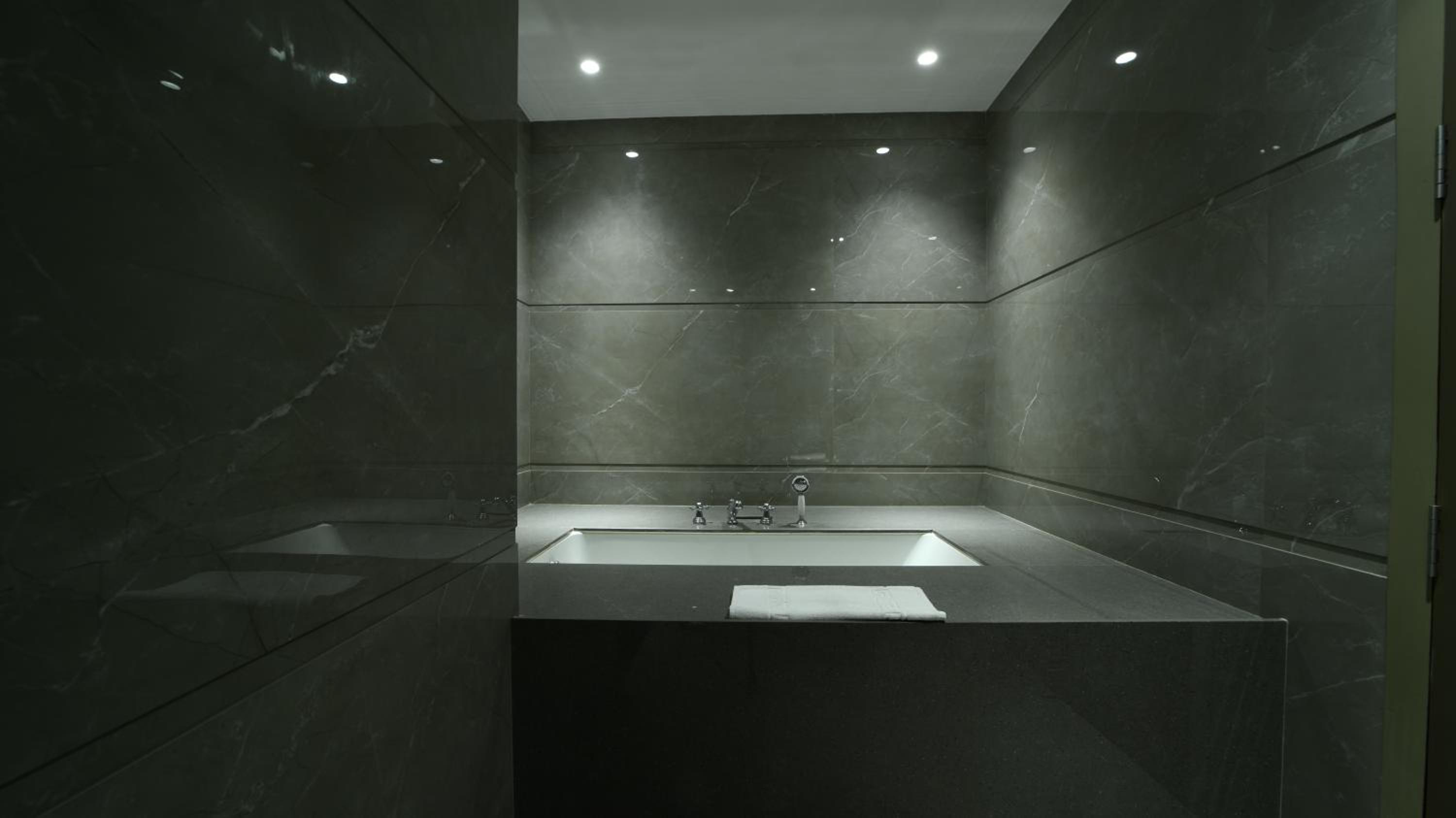 Suite - Photo 10