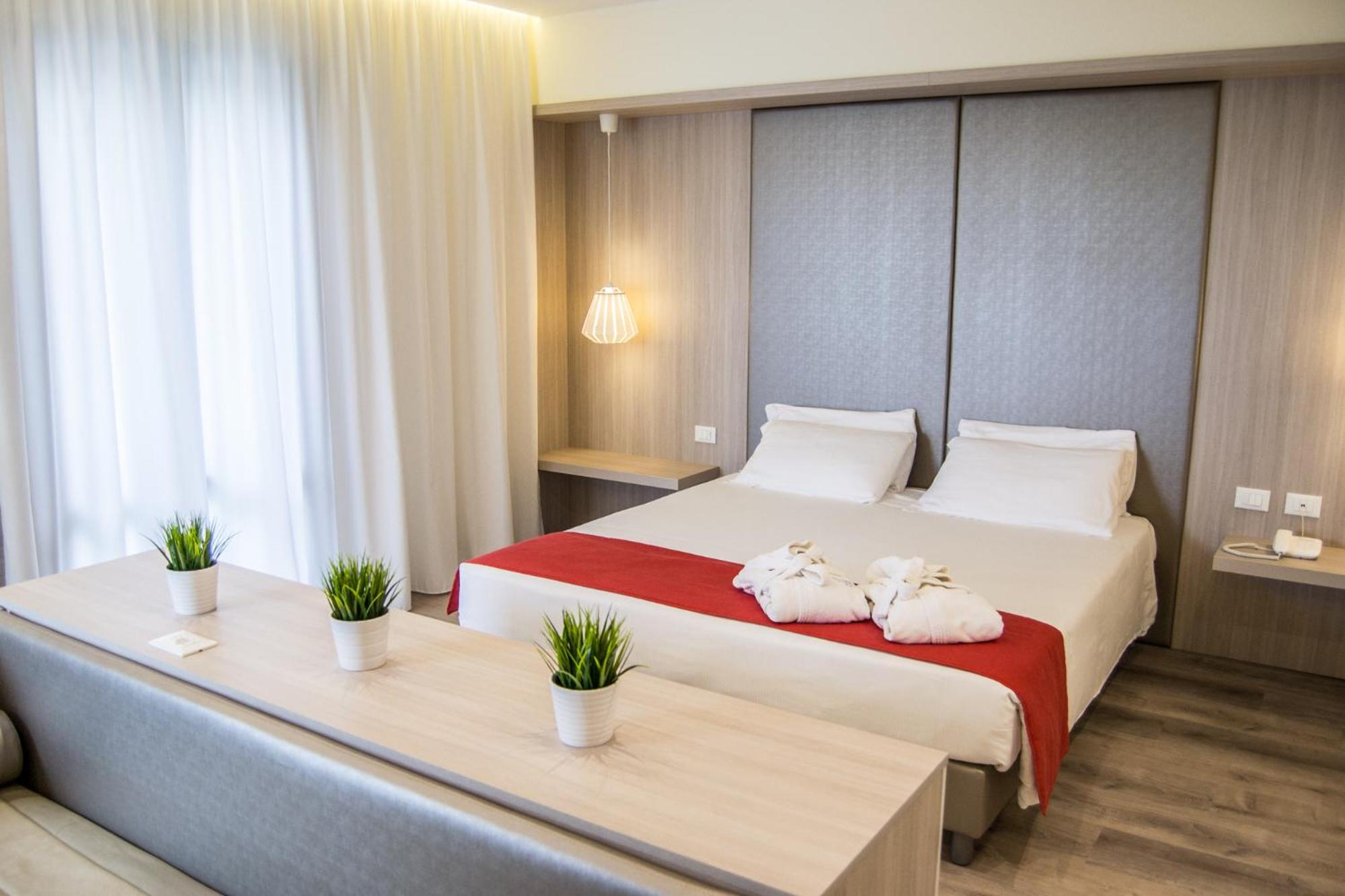 Junior Suite with Partial Sea View photo 1