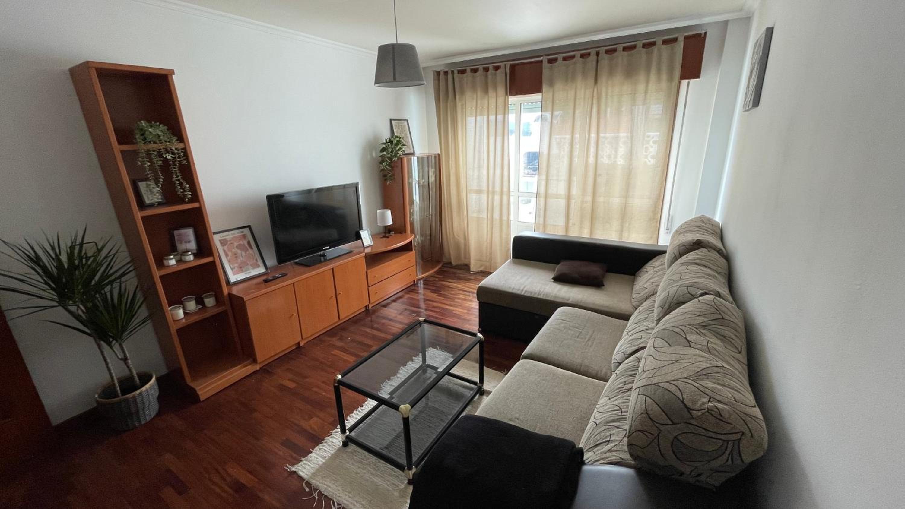 Apartamento de tres habitaciones con vista al puerto