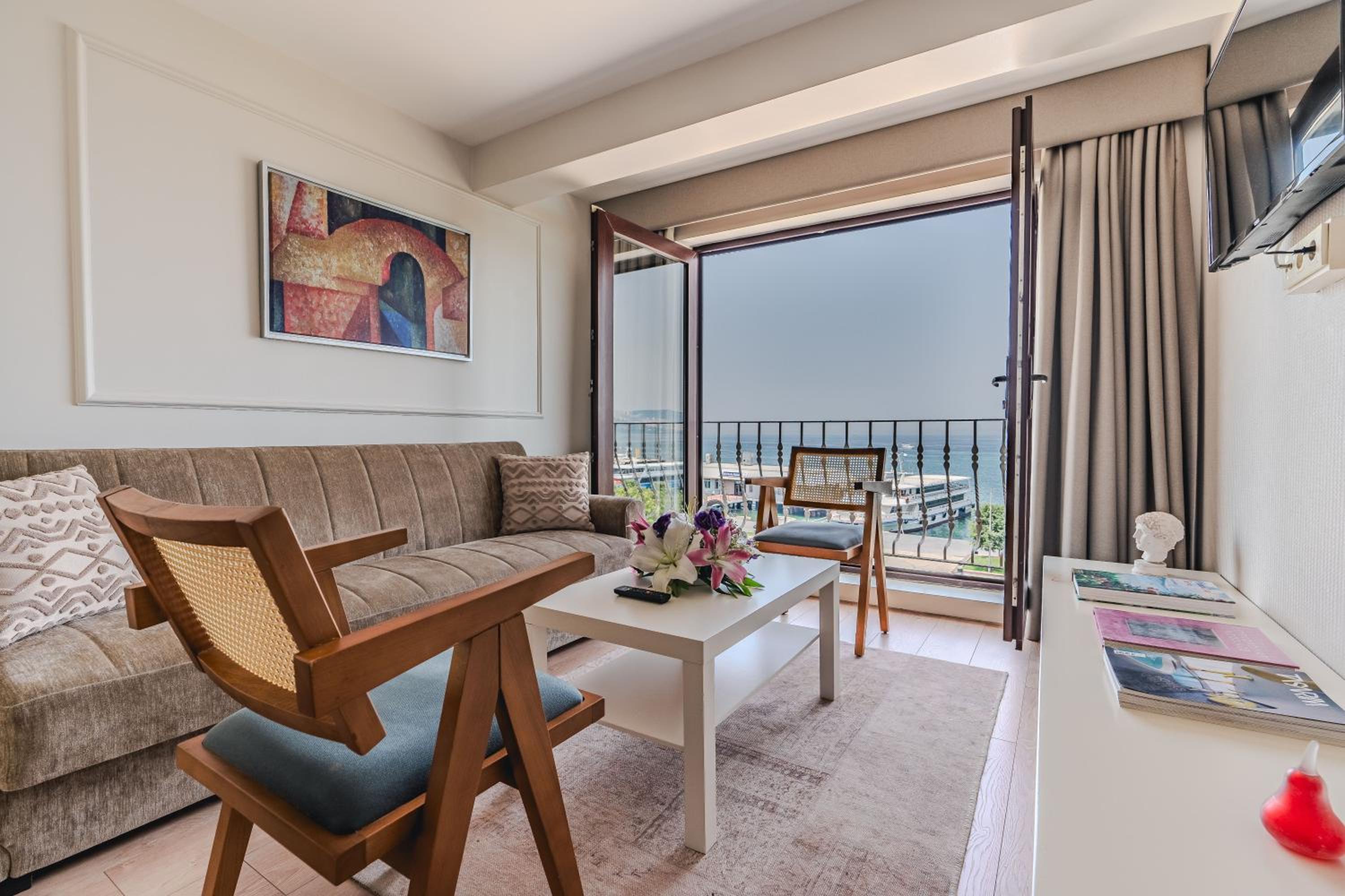 Queen Suite with Sea View photo 1