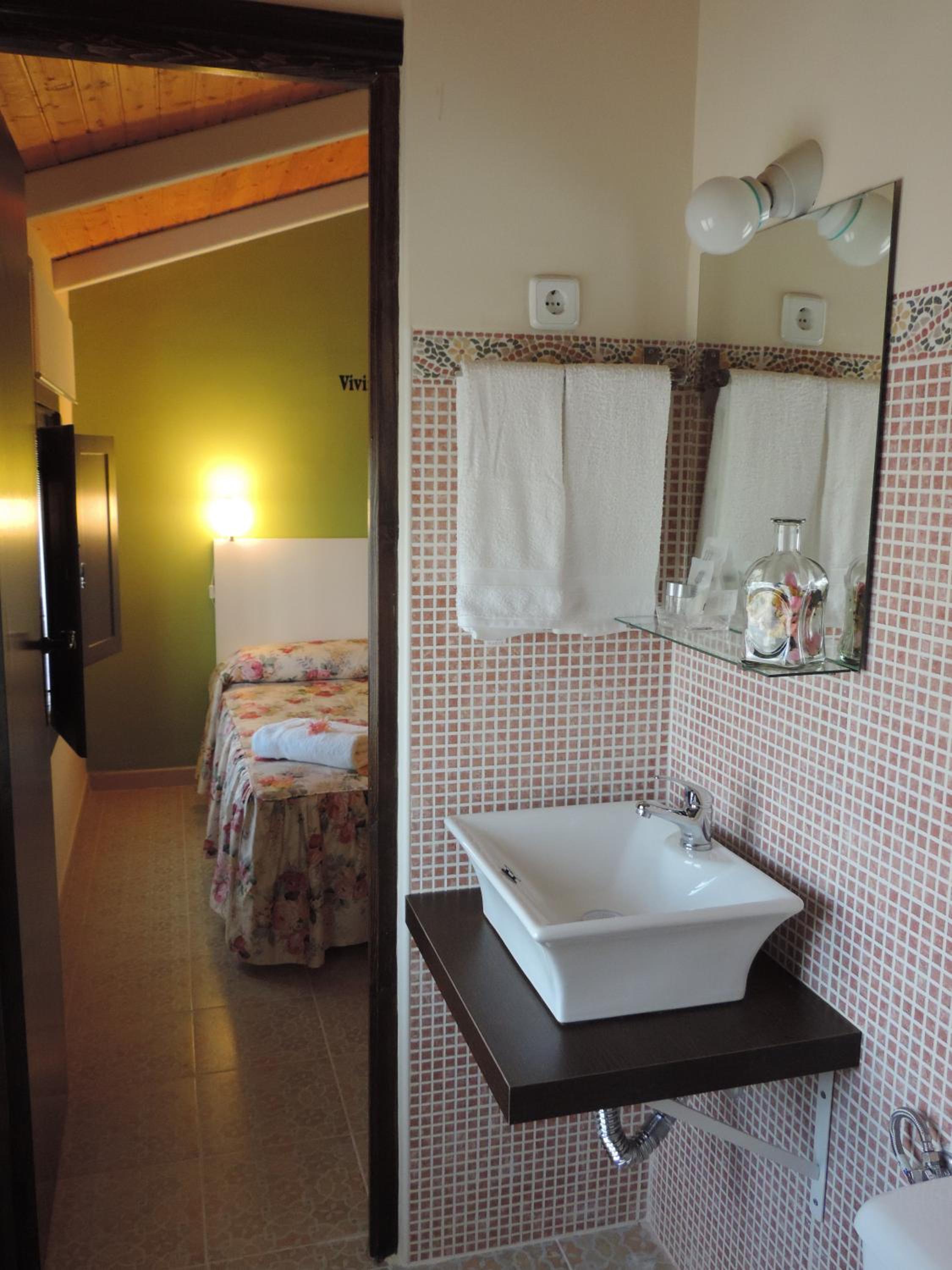 Single Room with Private Bathroom photo 2