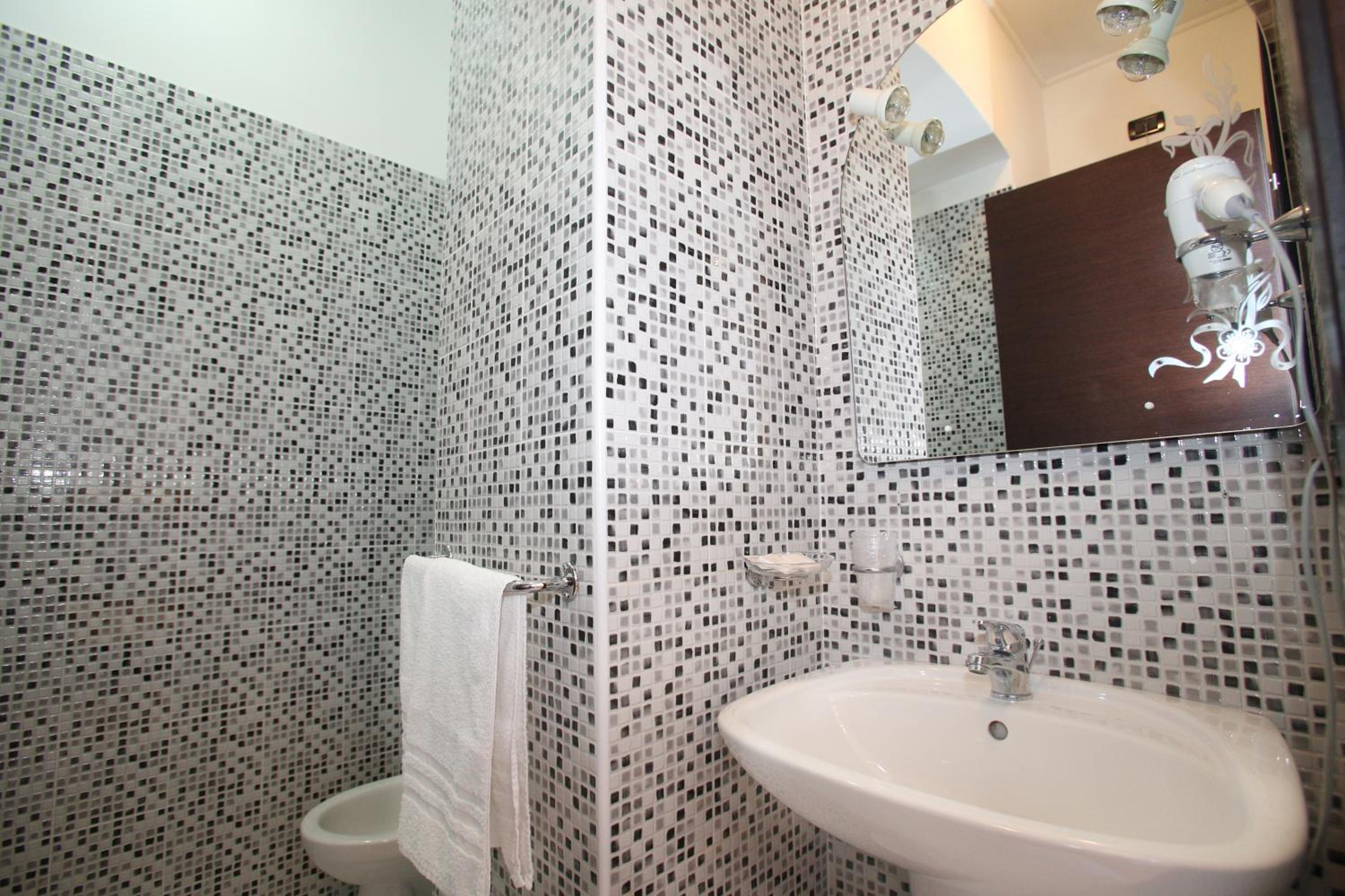 Budget Double or Twin Room - Photo 5