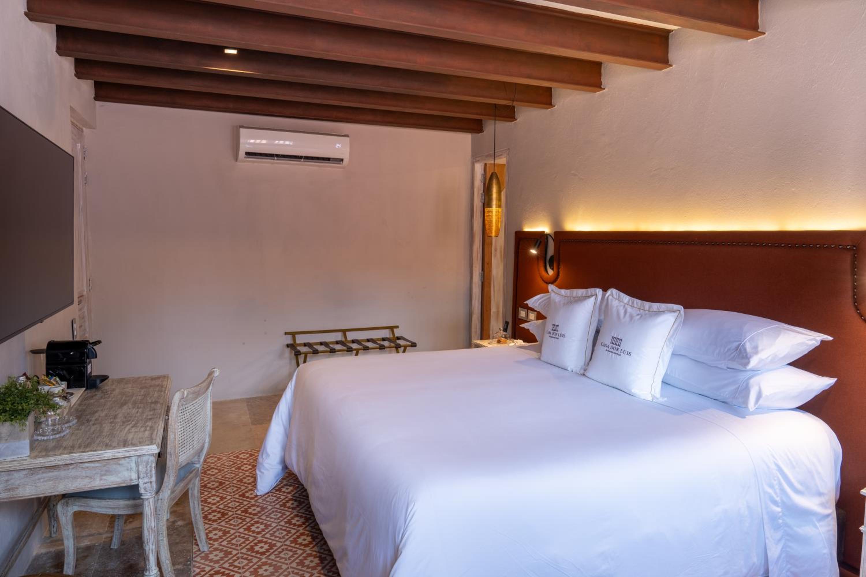 1 King Bed Studio With Balcony - Photo 3