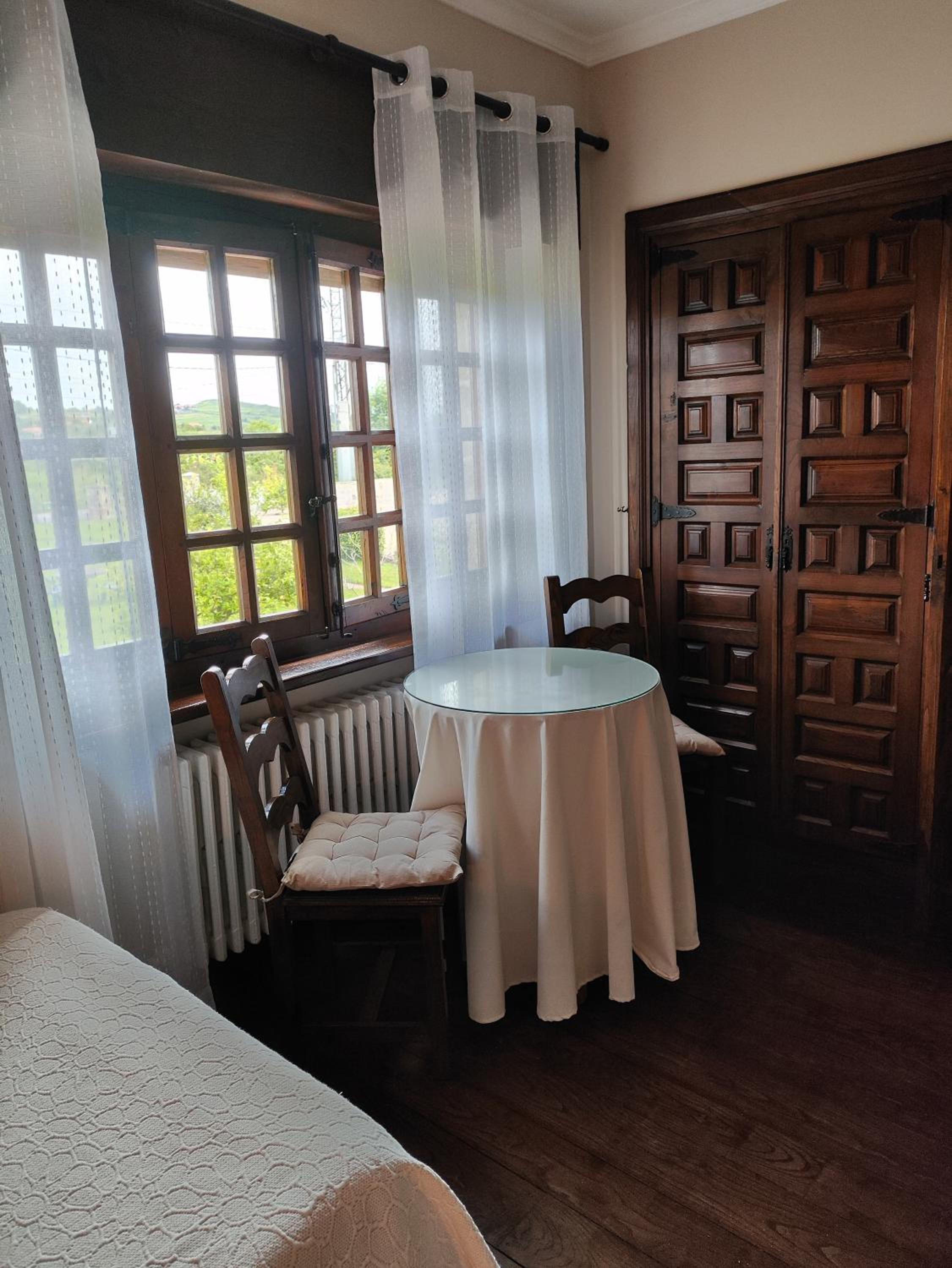 Twin Room - Photo 8