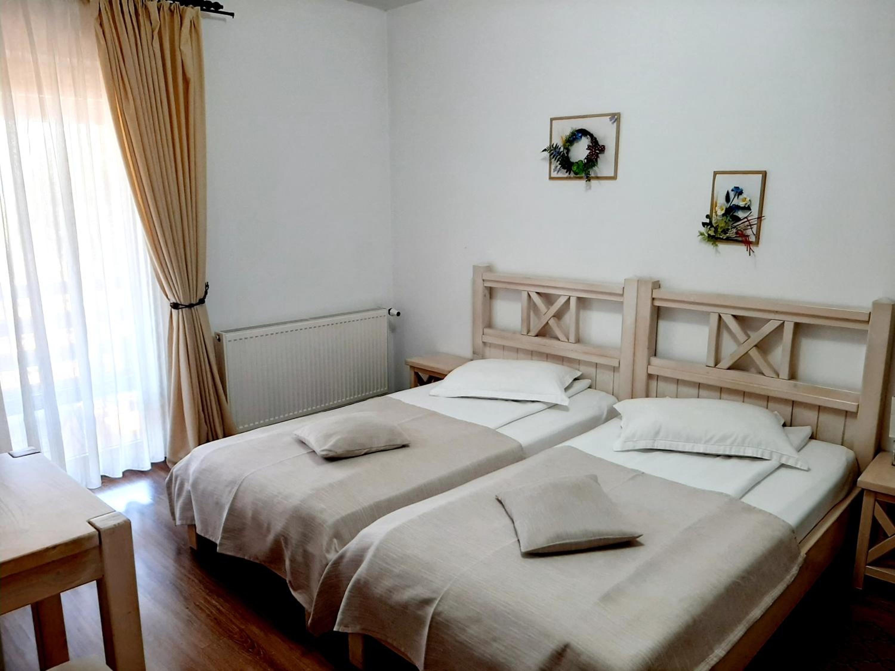 Double or Twin Room with Bathroom - Photo 2
