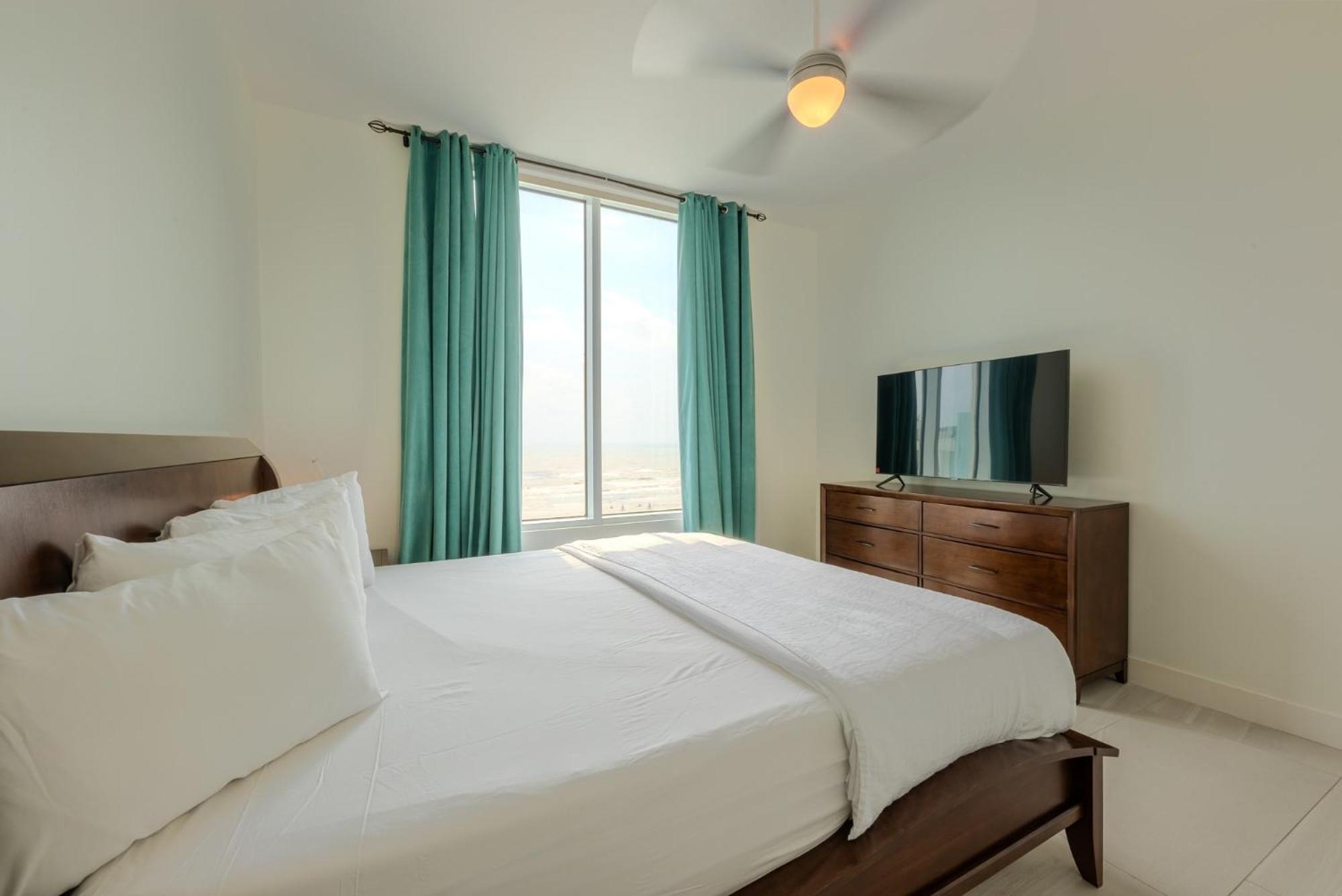 Three-Bedroom Apartment With Water View photo 2