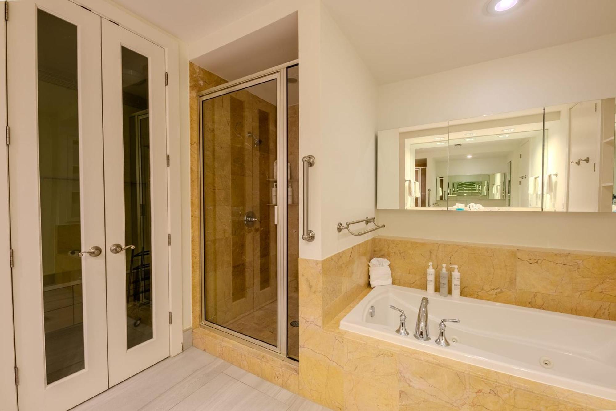 Three-Bedroom Apartment With Water View photo 3