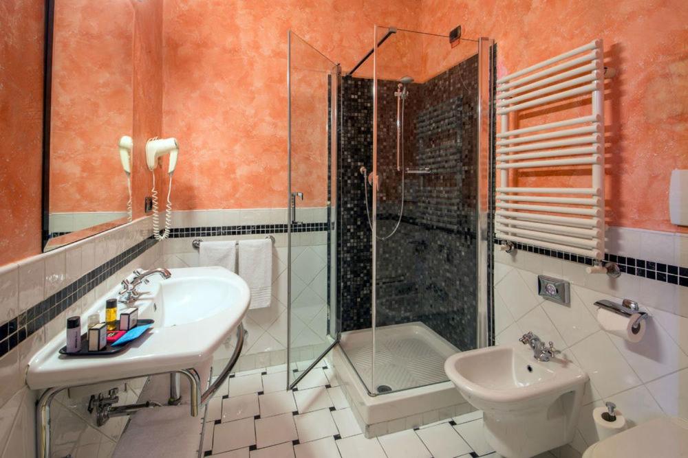 Double or Twin Room photo 3