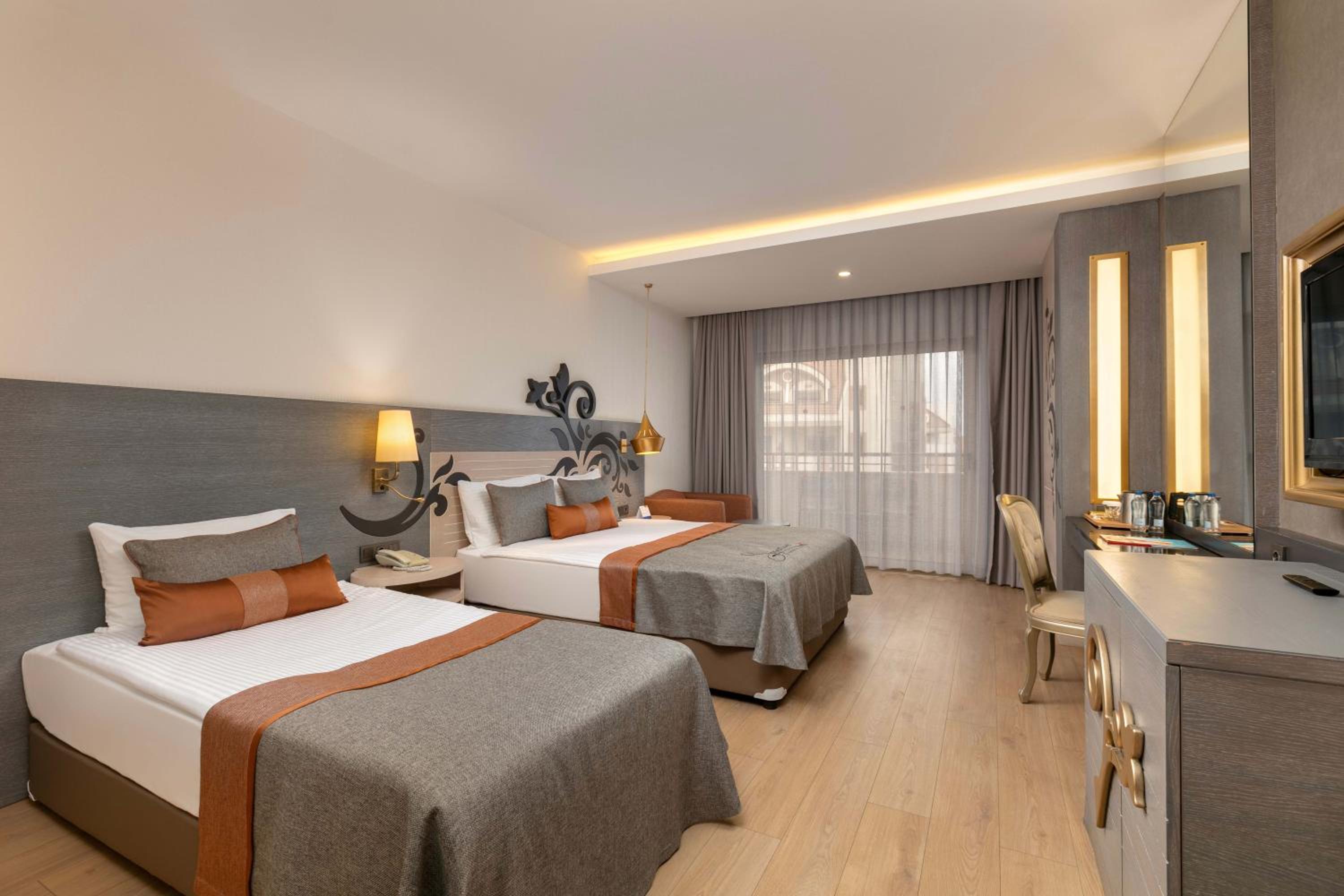 Standard Double Room with Side Sea View
Стандартный номер с двуспальной кроватью и видом на море со стороны