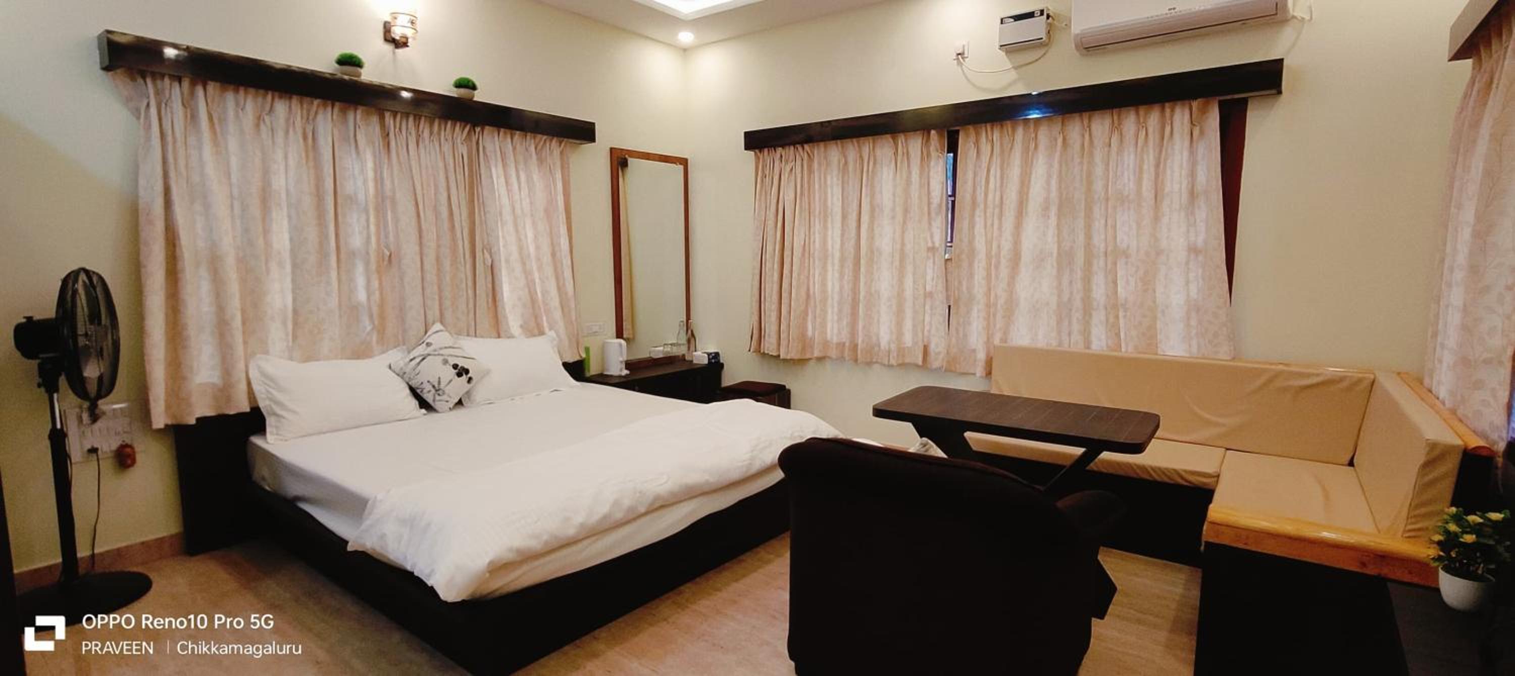 Deluxe Room (2 Adults + 1 Child)