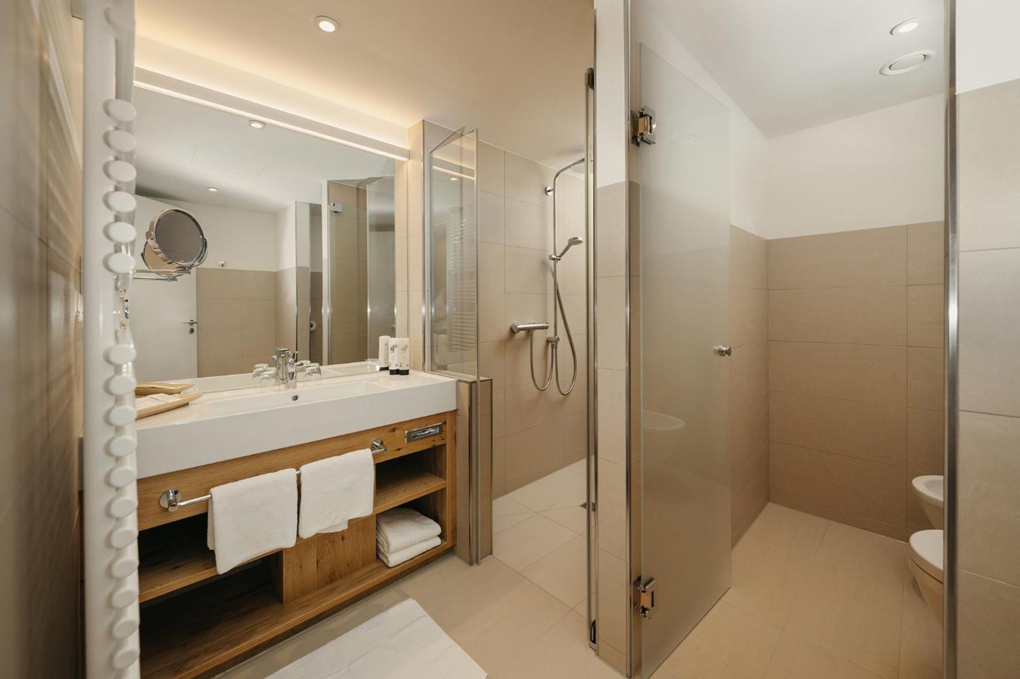 Junior Suite with Balcony - Photo 2