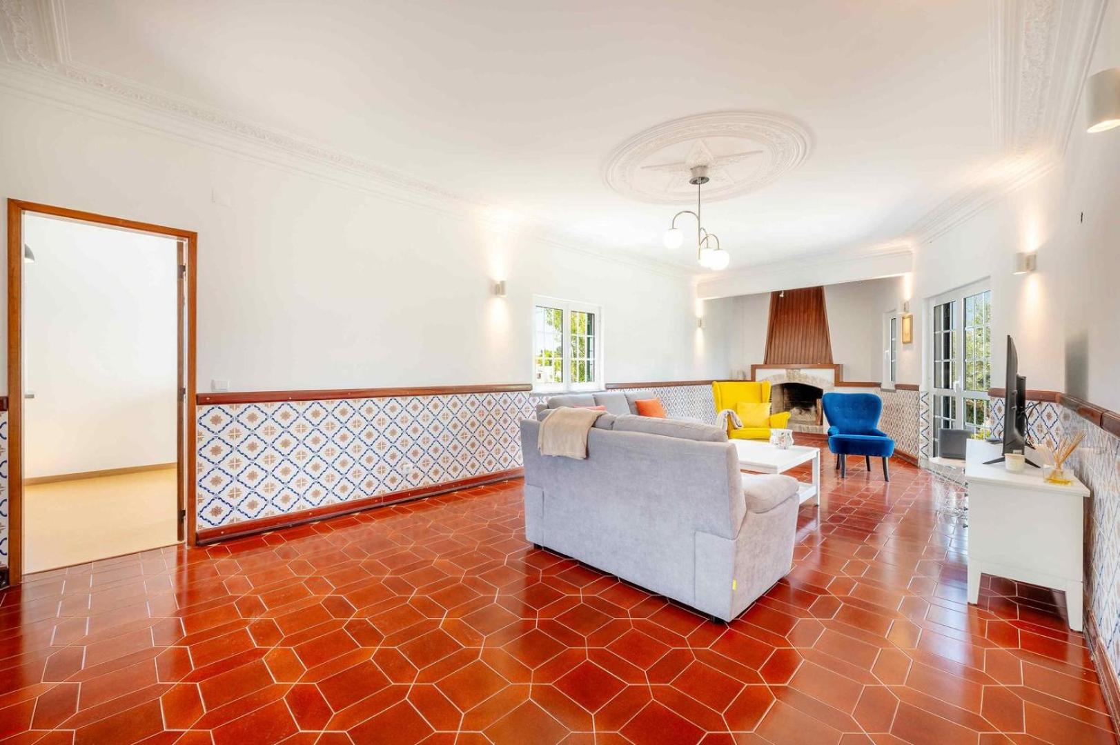 Five-Bedroom House photo 2