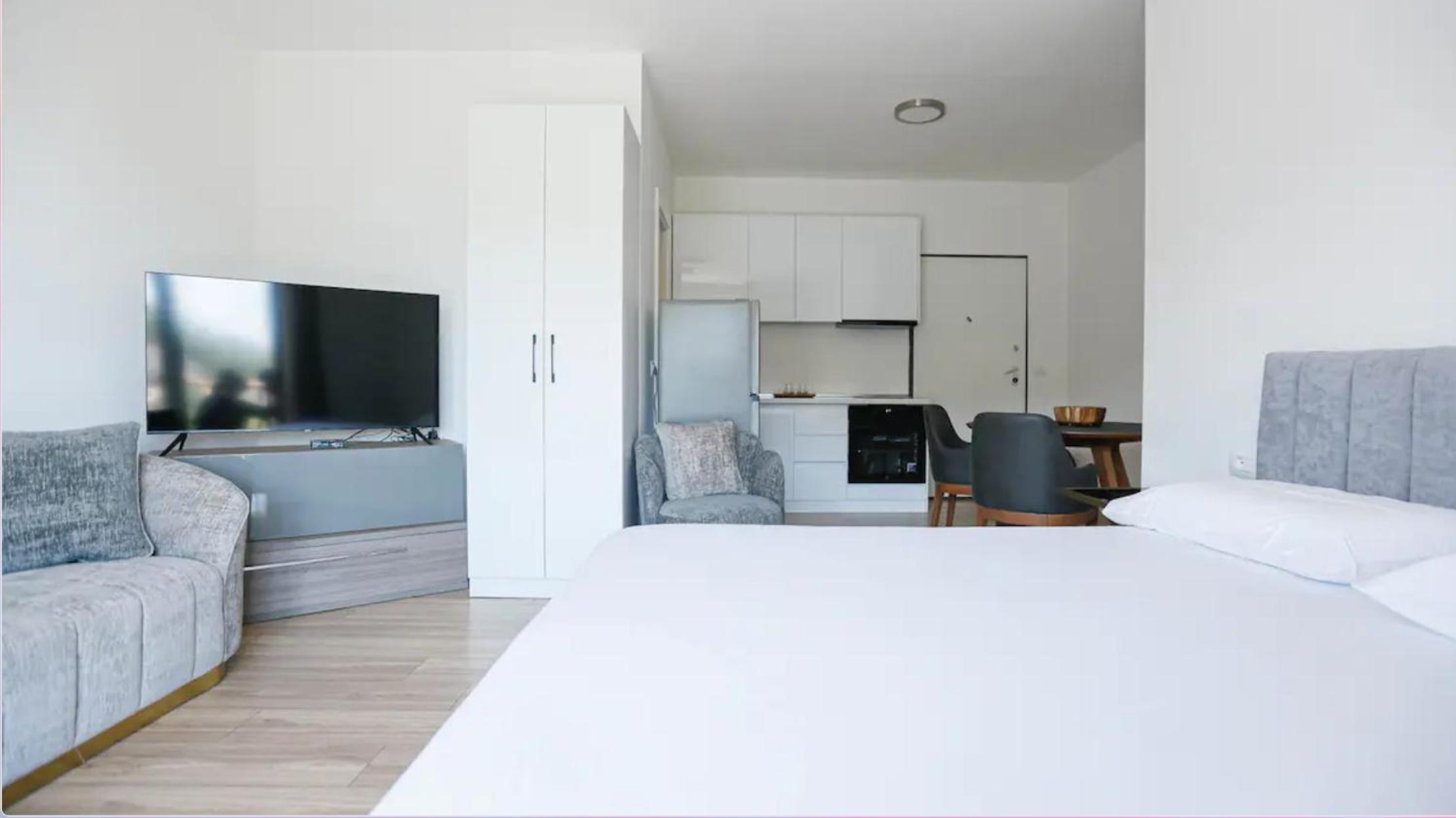 One-Bedroom Apartment photo 2